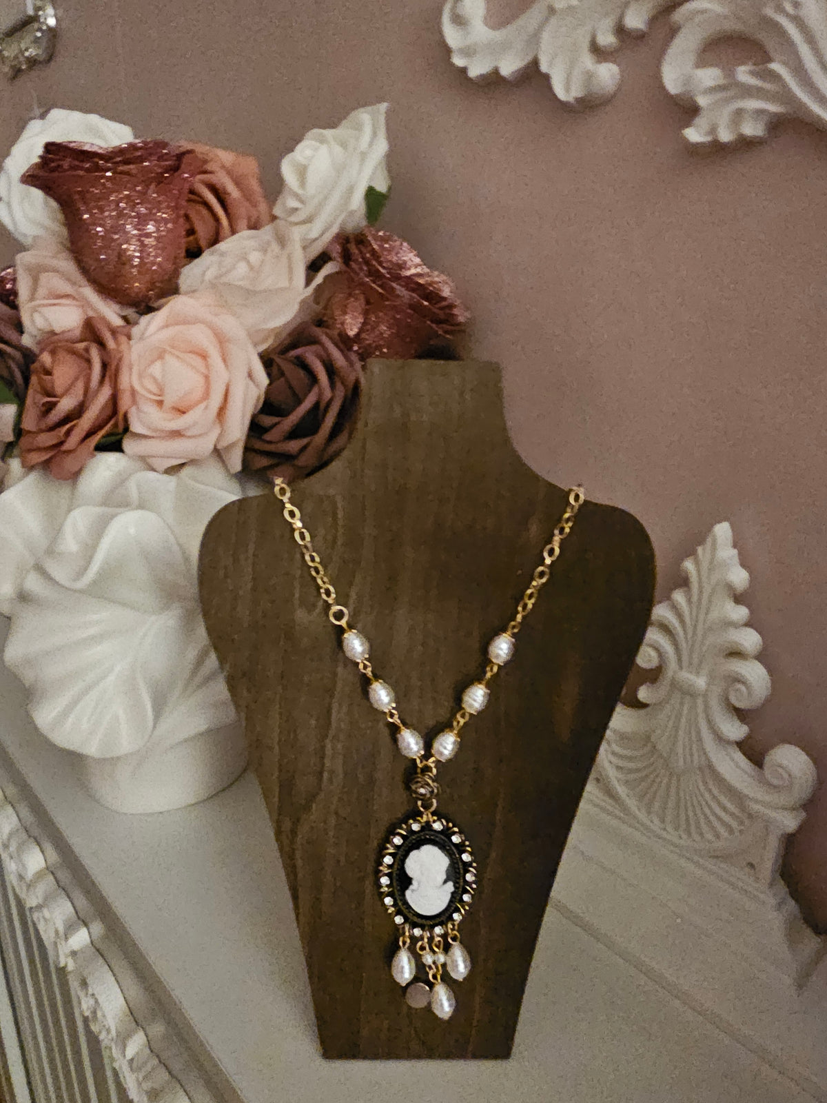 Ladies Vintage Gold & Pearl Necklace with Large Classy Cameo Head Pendant