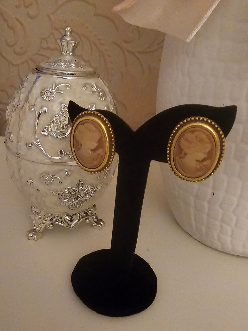Ladies Gold with Beige Cameo Head Earrings