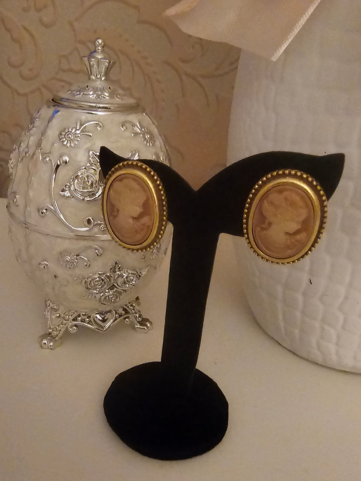 Ladies Gold with Beige Cameo Head Earrings
