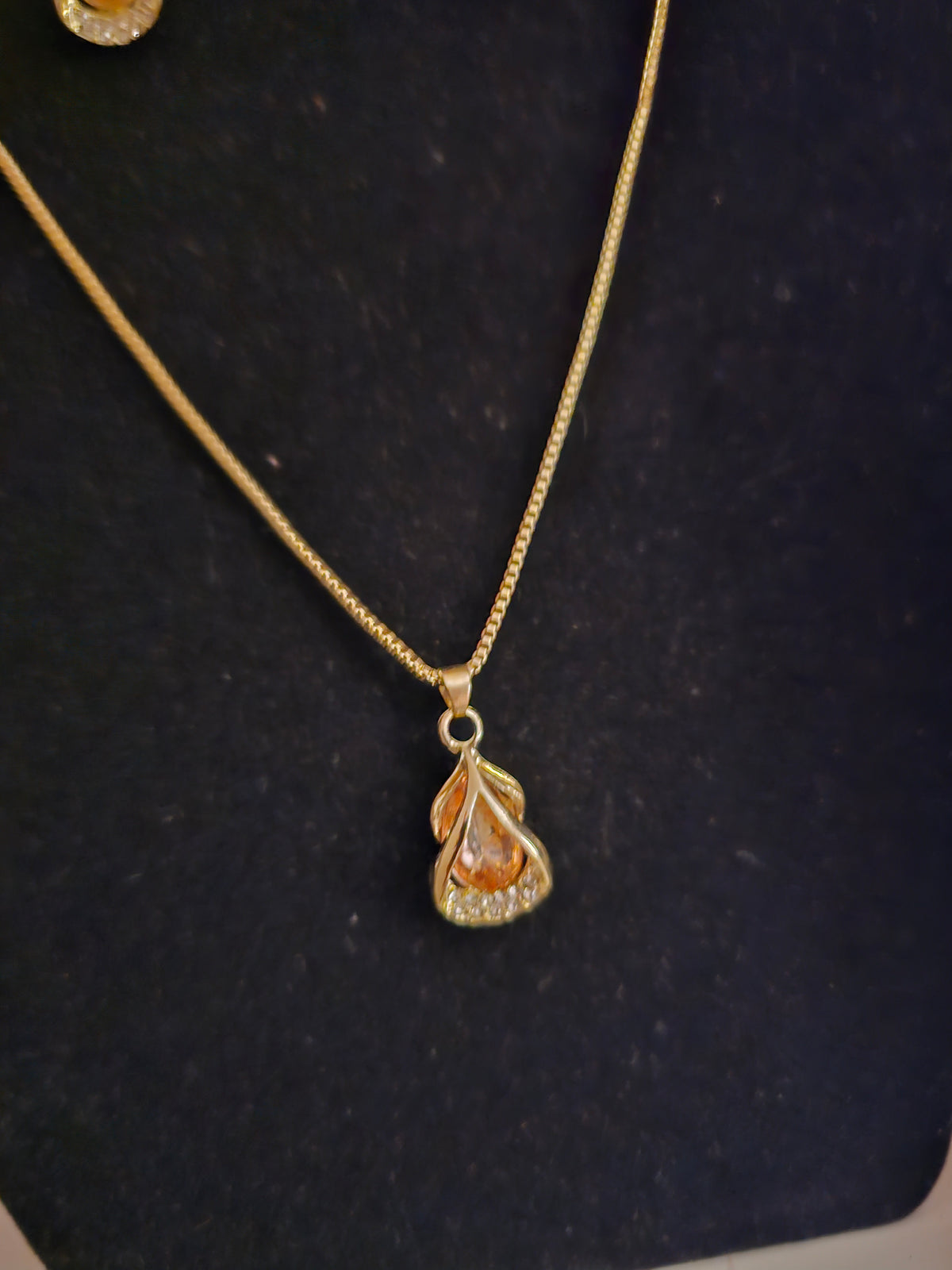 Ladies 2 x jewelery sets necklaces with matching earrings