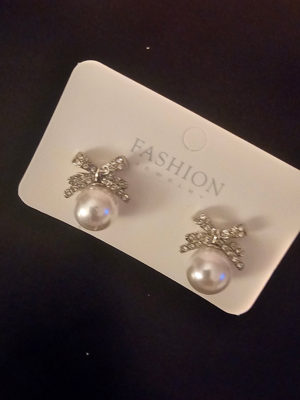 Ladies peal bow detailed earrings