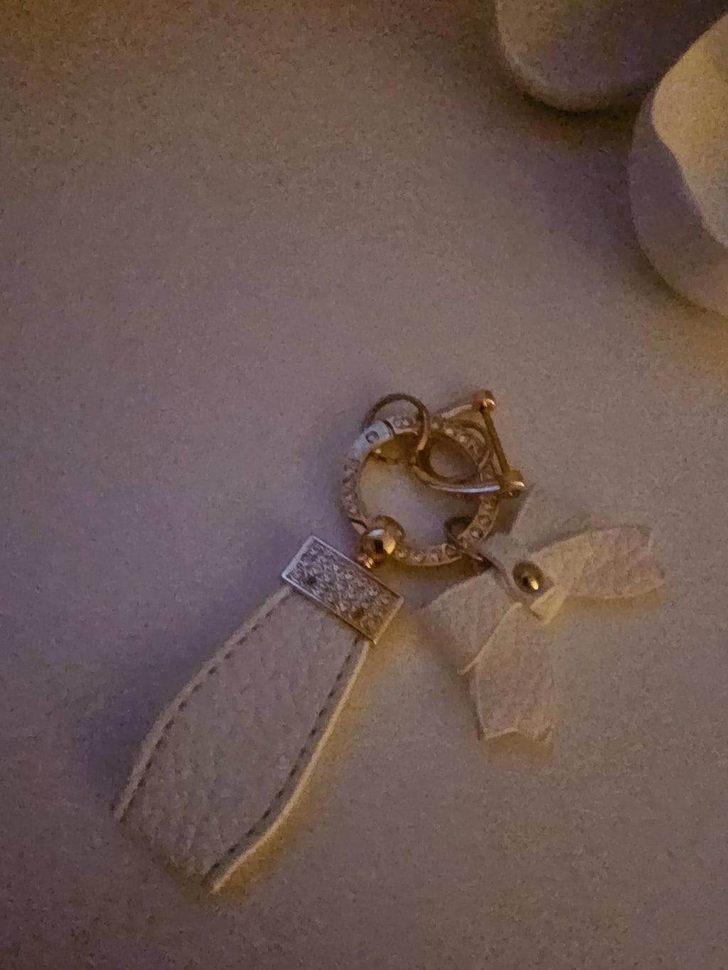 Ladies white and gold large bow style keyring