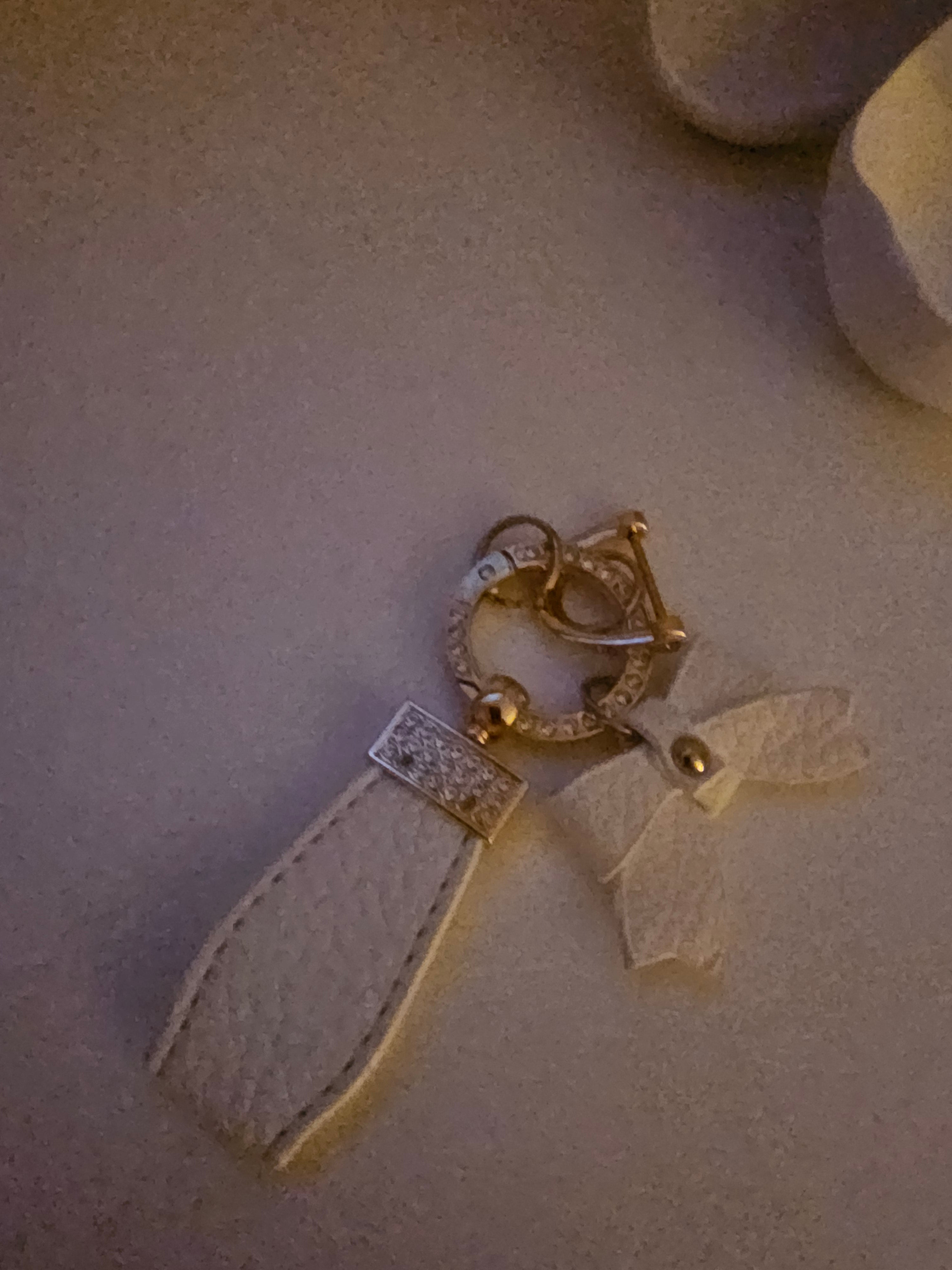 Ladies white and gold large bow style keyring