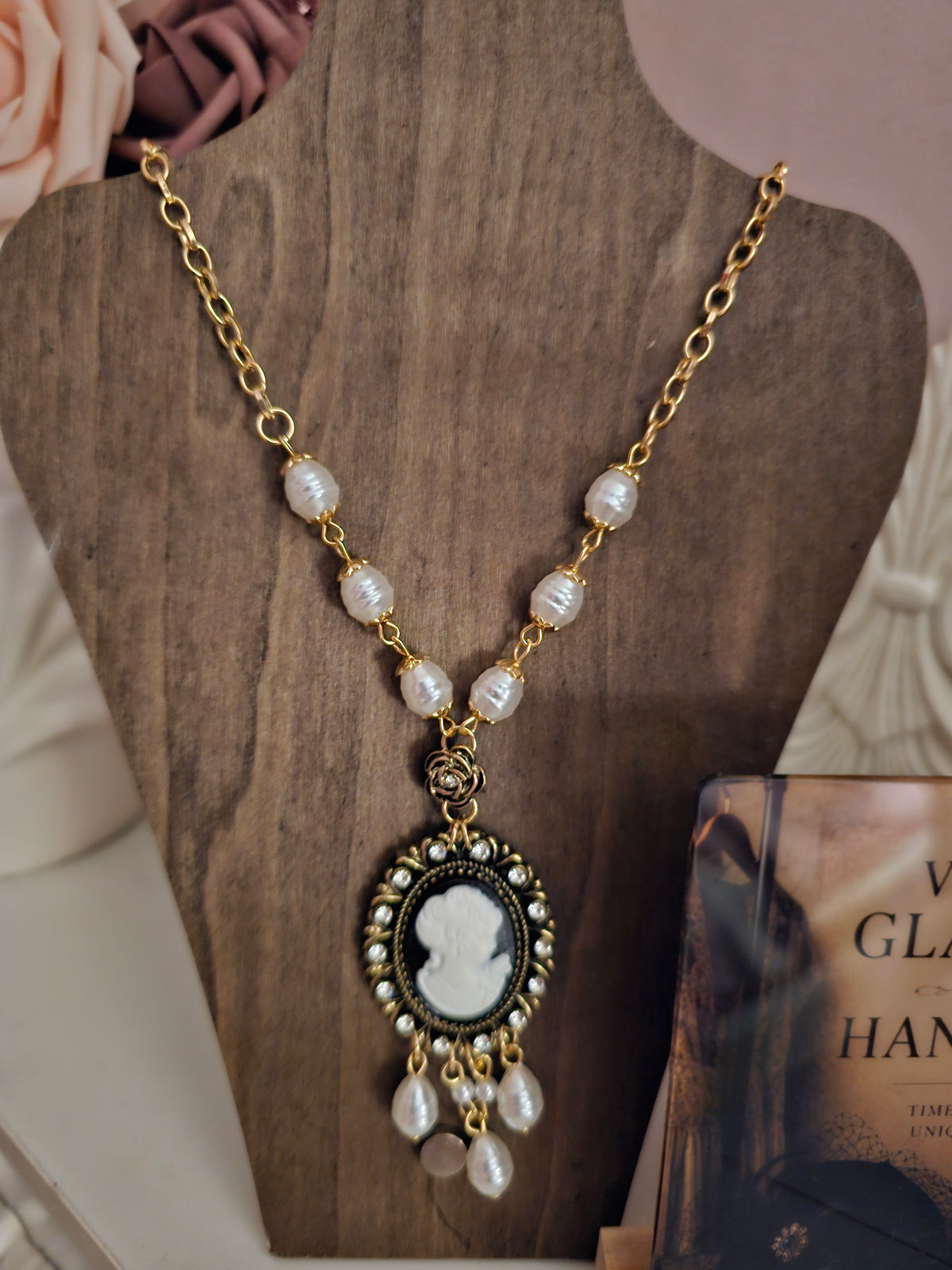 Ladies Vintage Gold & Pearl Necklace with Large Classy Cameo Head Pendant