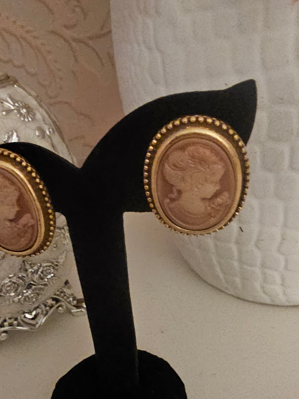 Ladies Gold with Beige Cameo Head Earrings