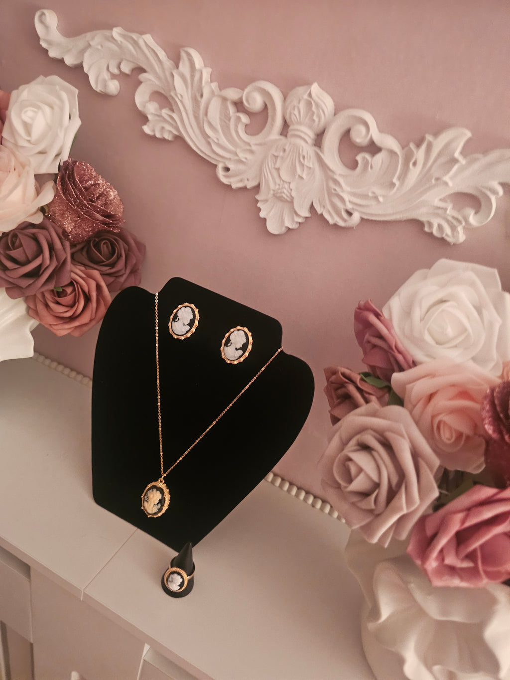 Ladies Classy Cameo Head Jewellery Set