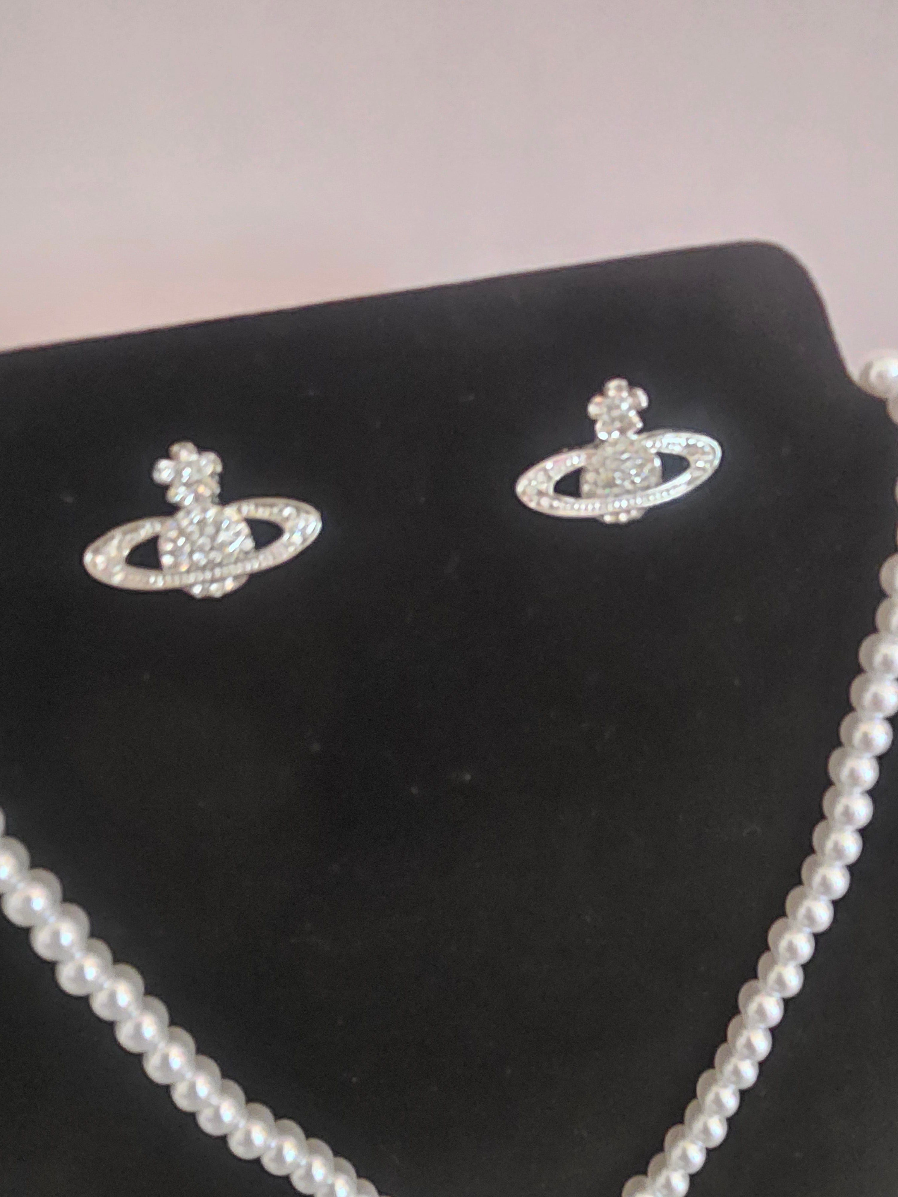 Ladies look a like vivenne Westwood style stunning Pearl necklace with matching stud earrings