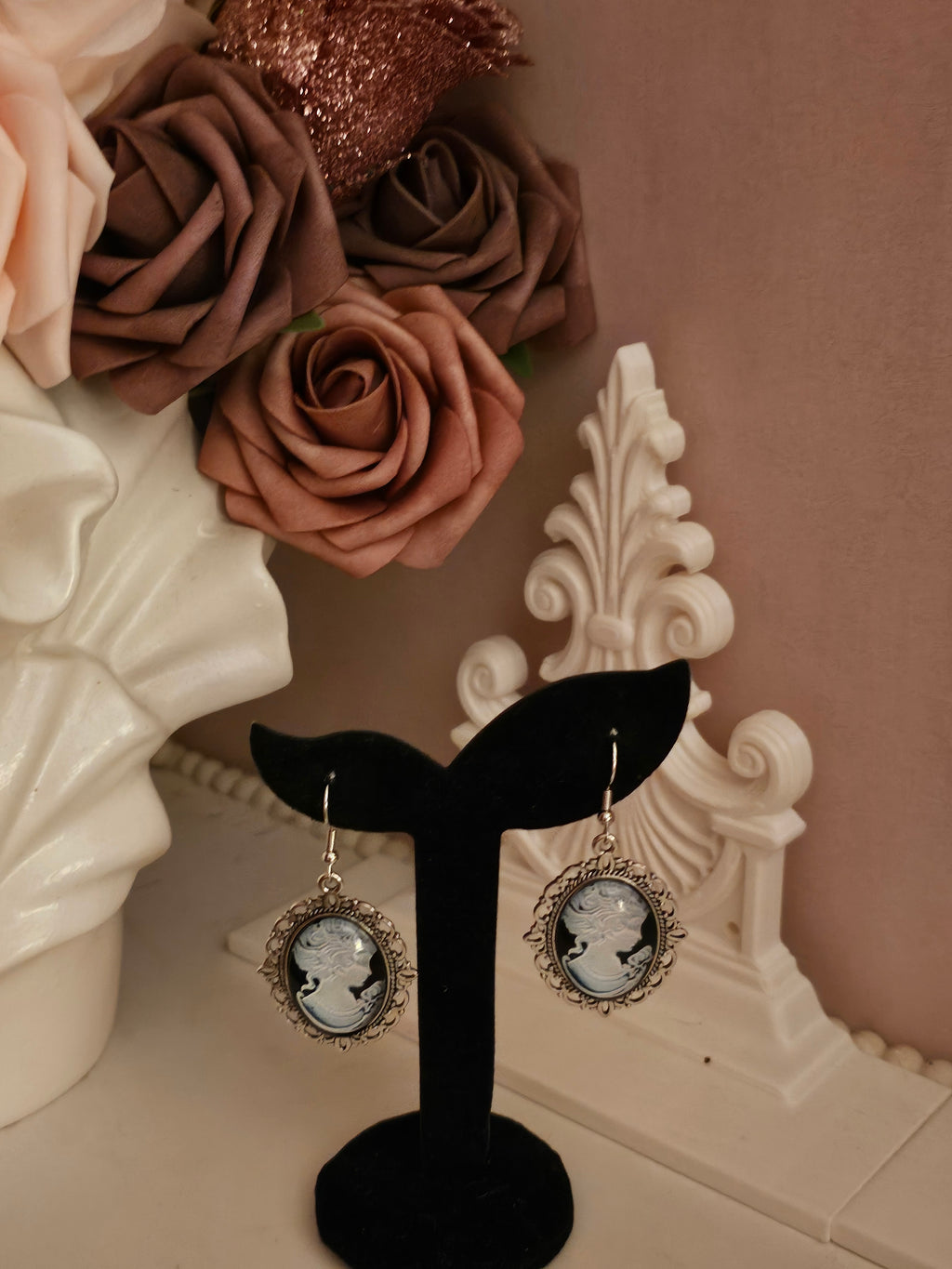 Ladies Blue with White Cameo Head Pendant Earrings