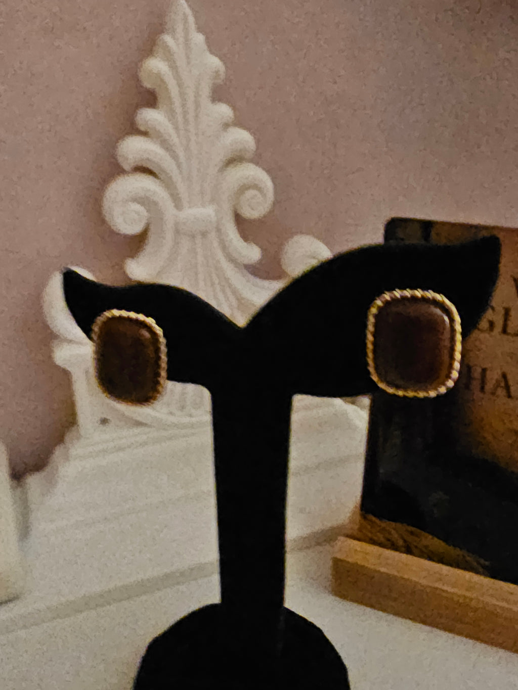 Ladies Pearl Square Shaped Earrings 1 x White 1 x Burgundy