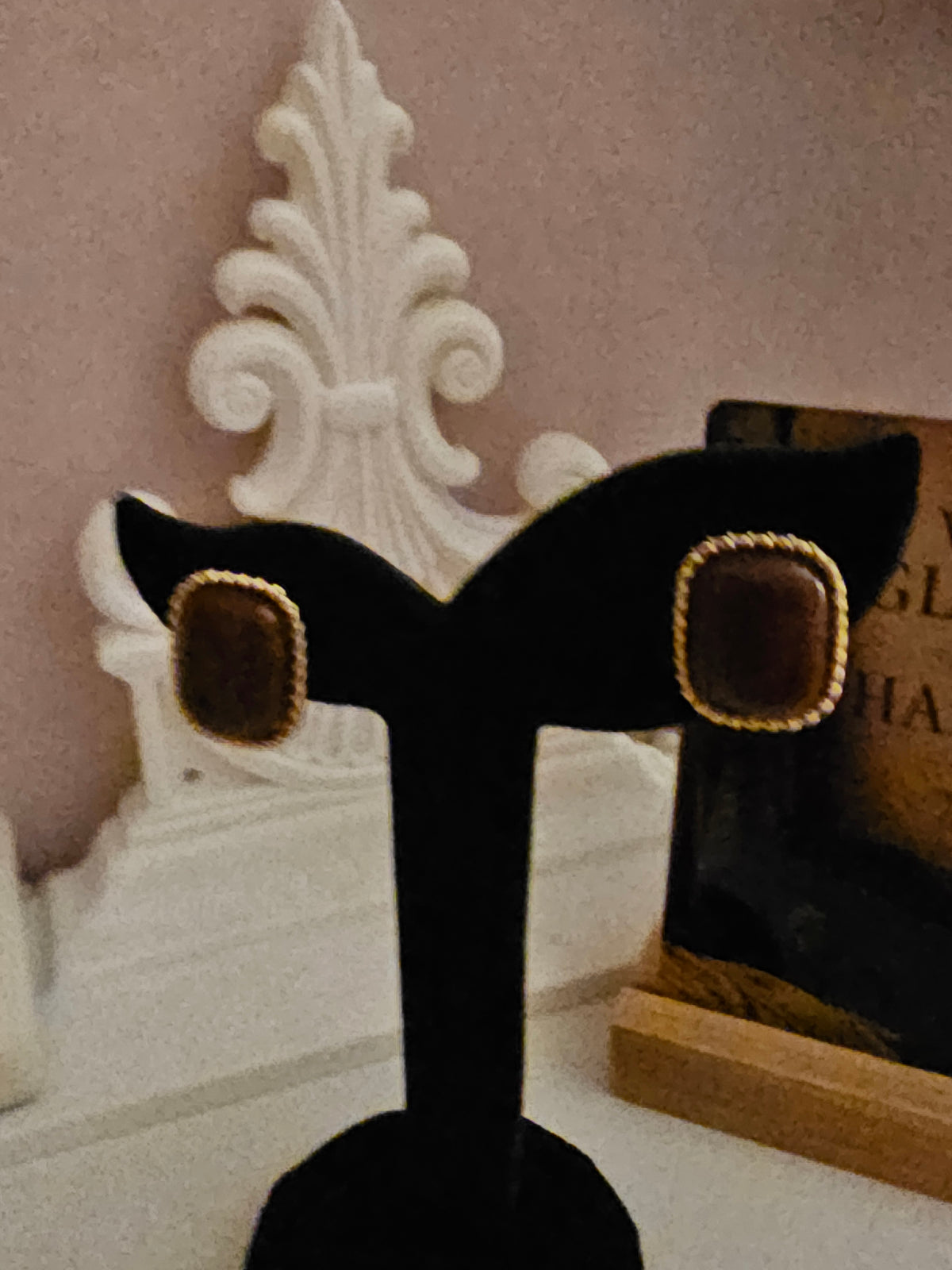 Ladies Pearl Square Shaped Earrings 1 x White 1 x Burgundy