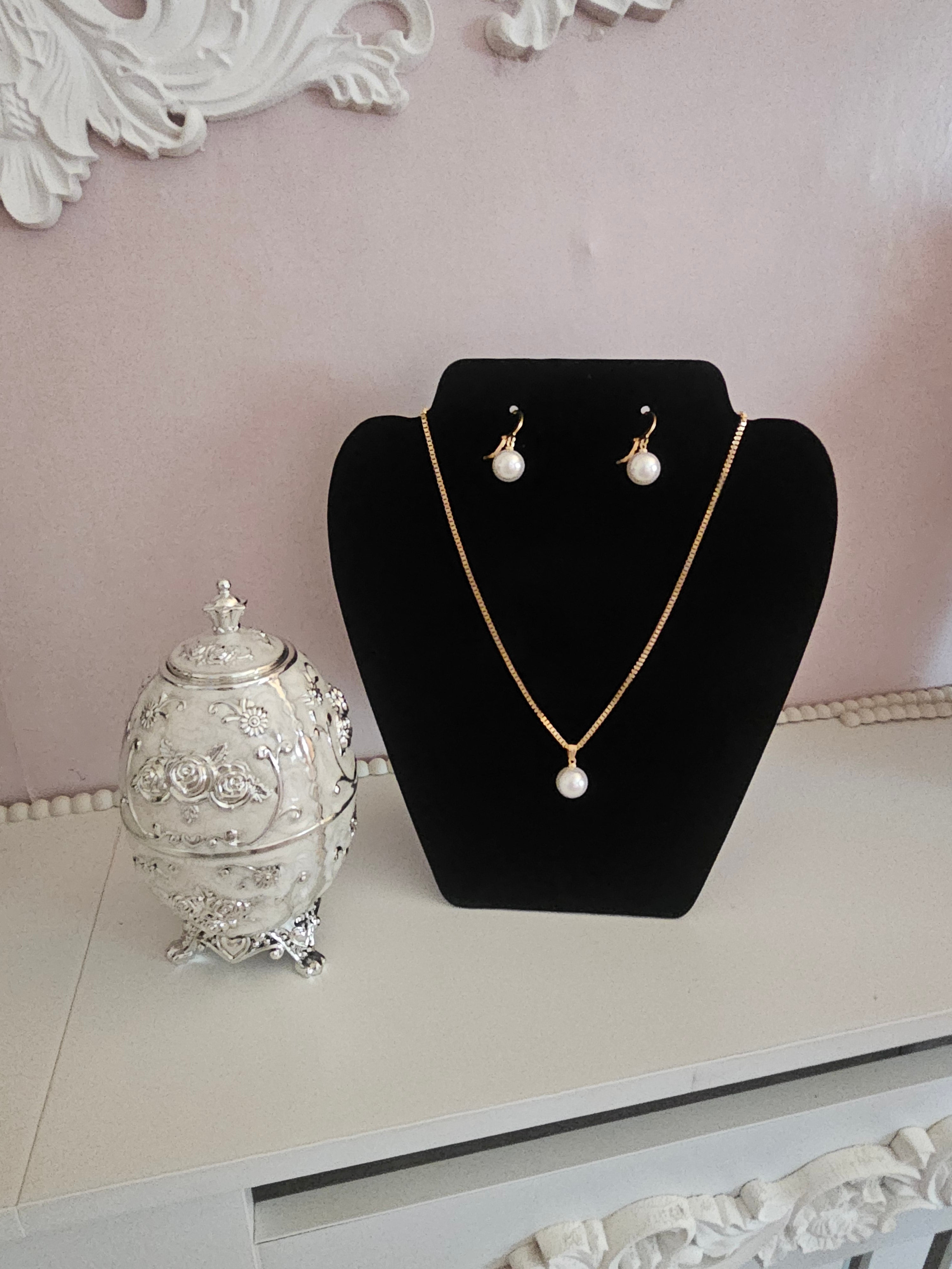 Ladies matching gold necklace with pearl drop pendant and matching pearl drop earrings