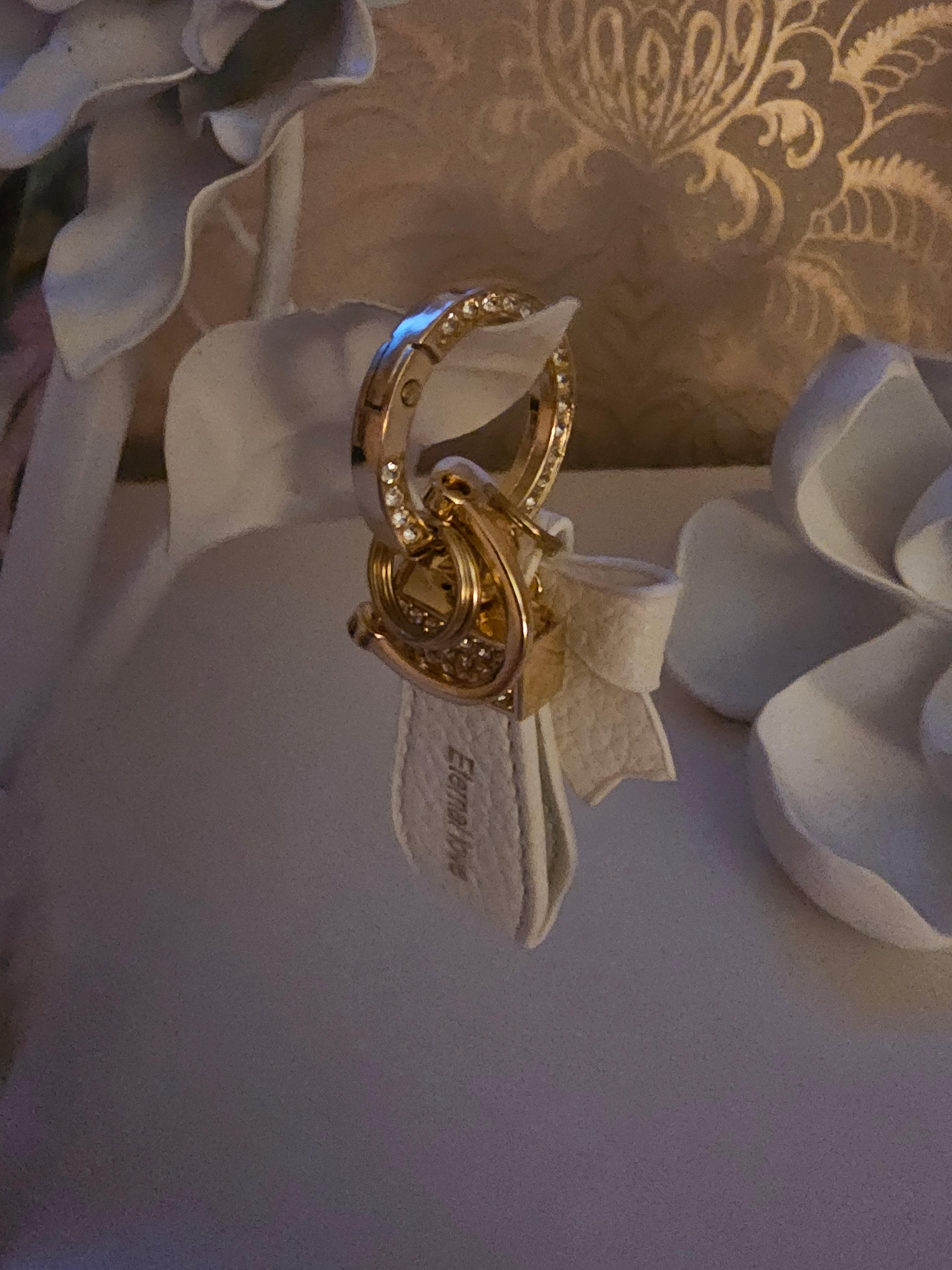 Ladies white and gold large bow style keyring