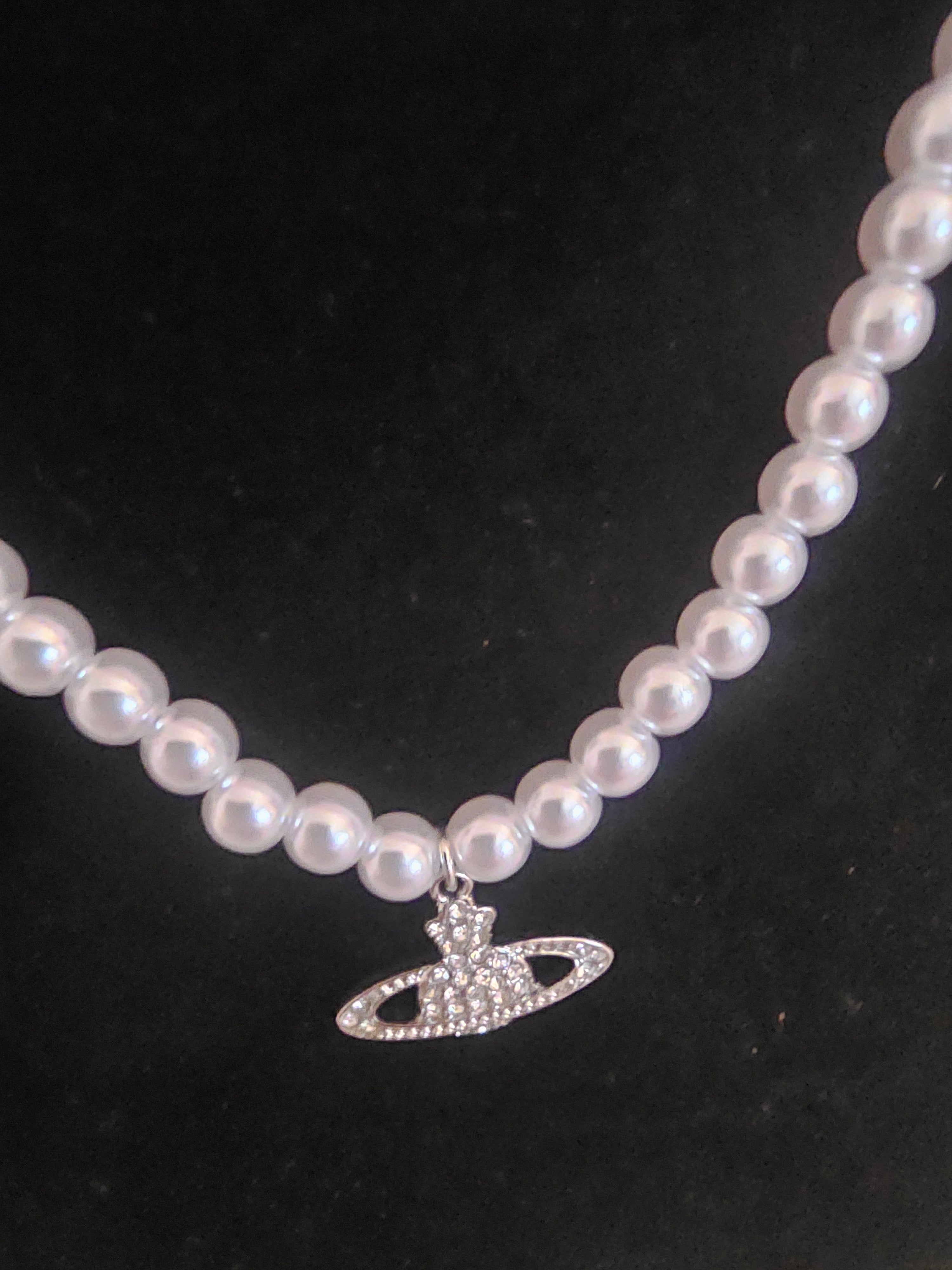Ladies look a like vivenne Westwood style stunning Pearl necklace with matching stud earrings