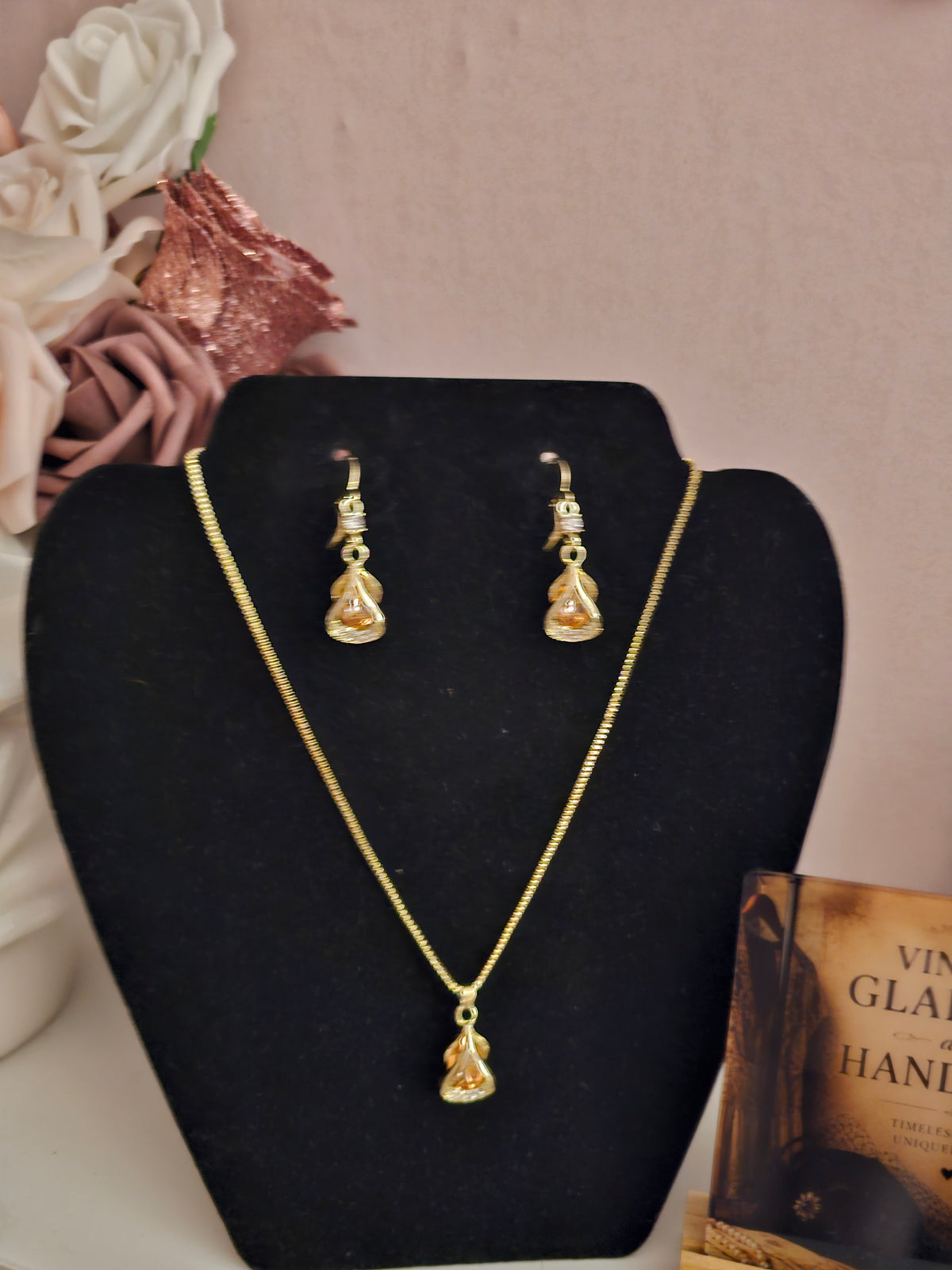 Ladies 2 x jewelery sets necklaces with matching earrings