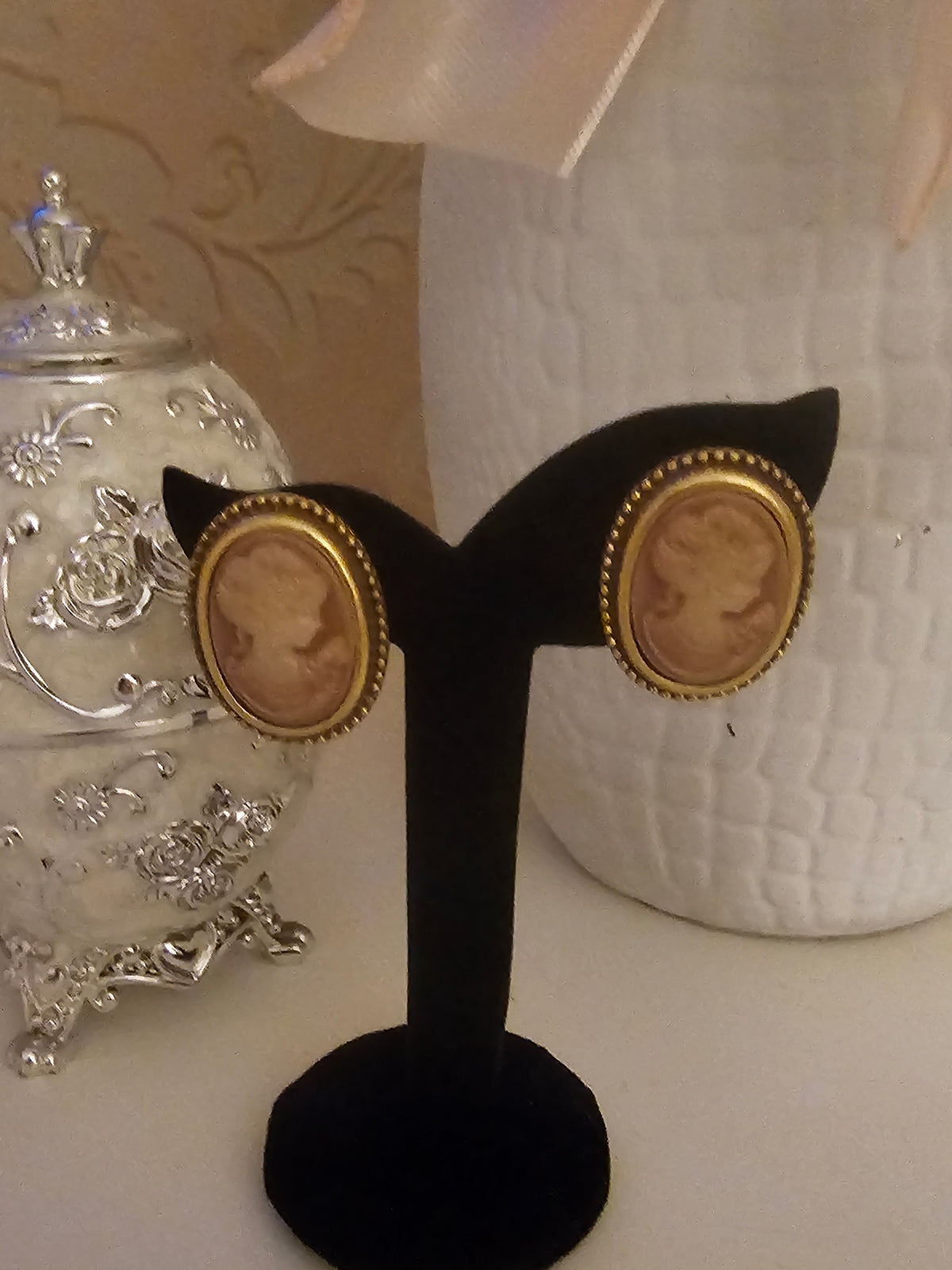 Ladies Gold with Beige Cameo Head Earrings