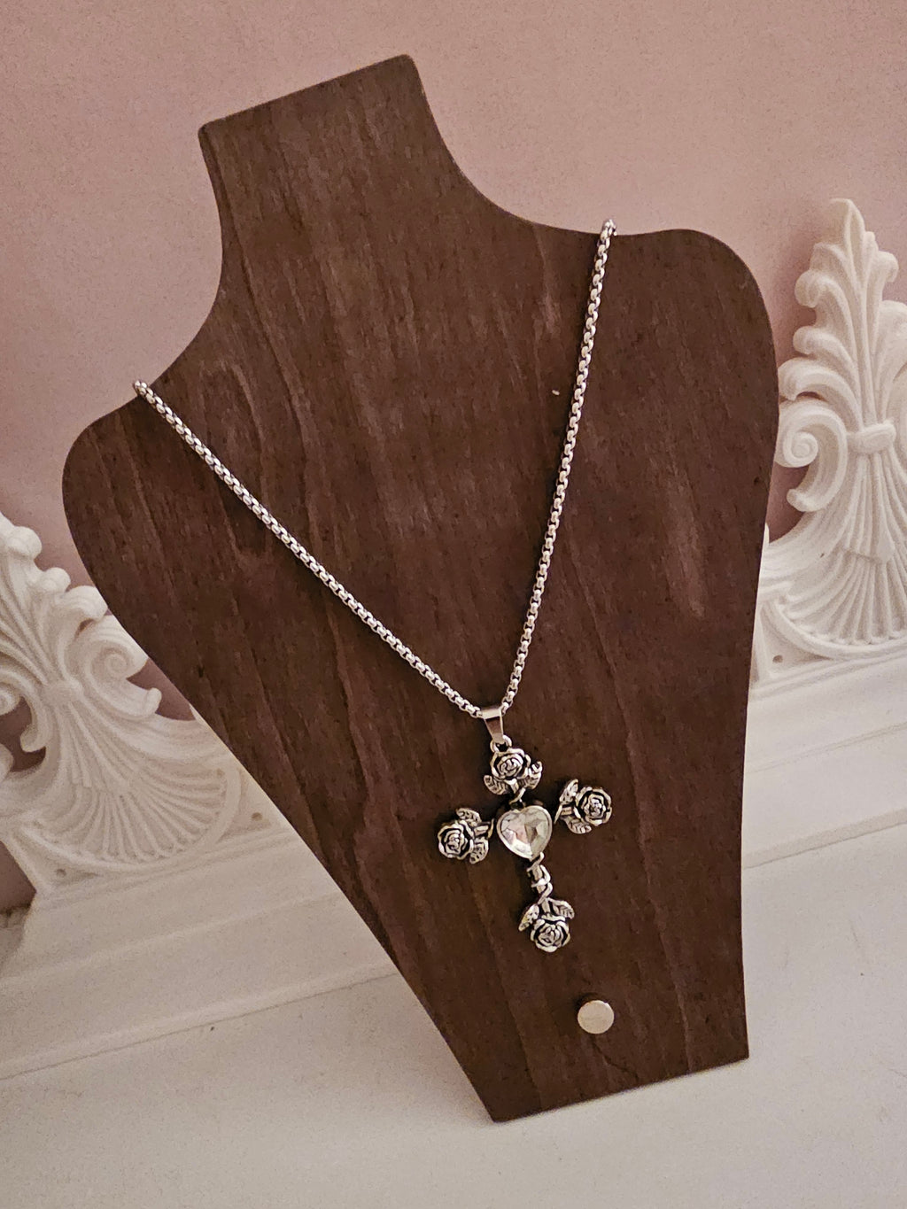 Ladies silver necklace with nothing sryle cross pendant x 3