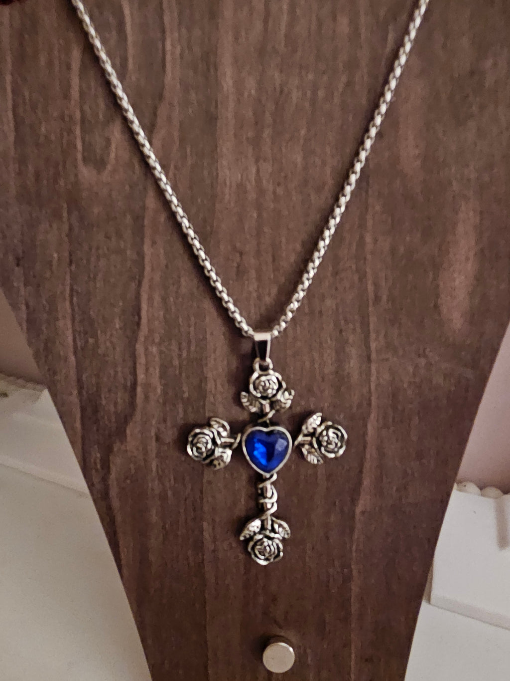 Ladies silver necklace with nothing sryle cross pendant x 3