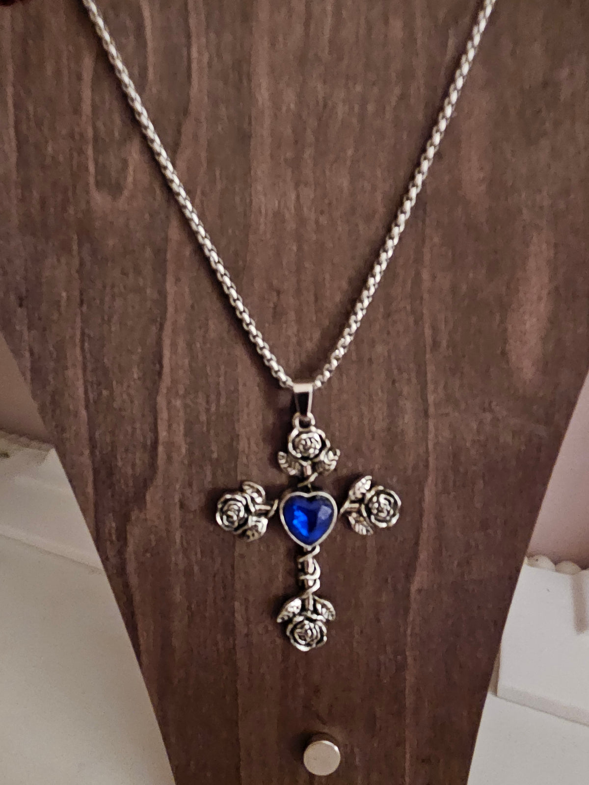 Ladies silver necklace with nothing sryle cross pendant x 3
