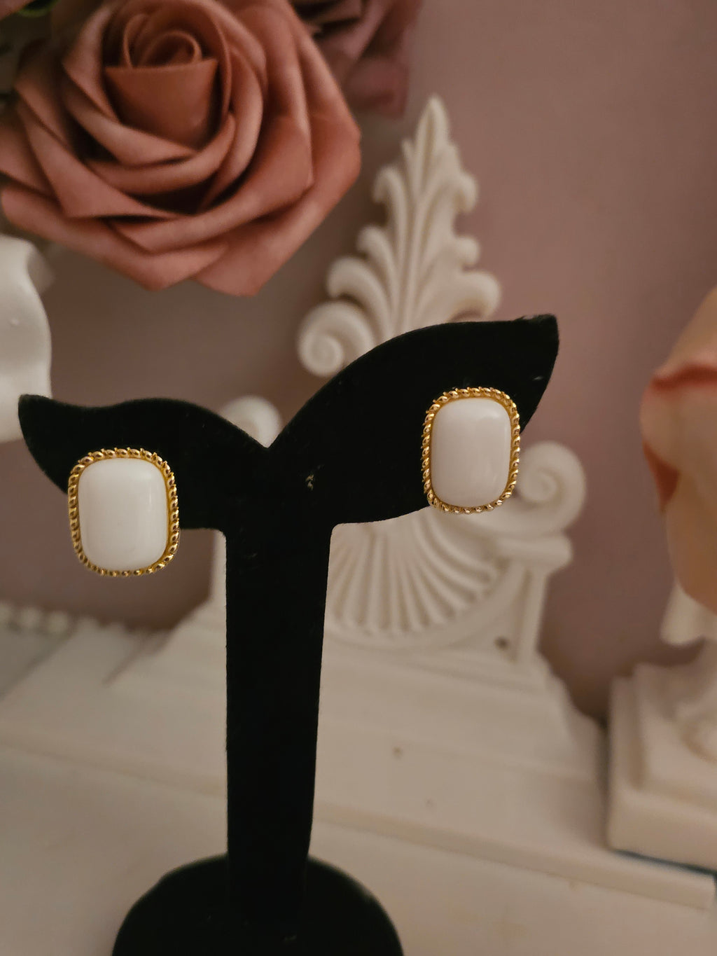Ladies Pearl Square Shaped Earrings 1 x White 1 x Burgundy