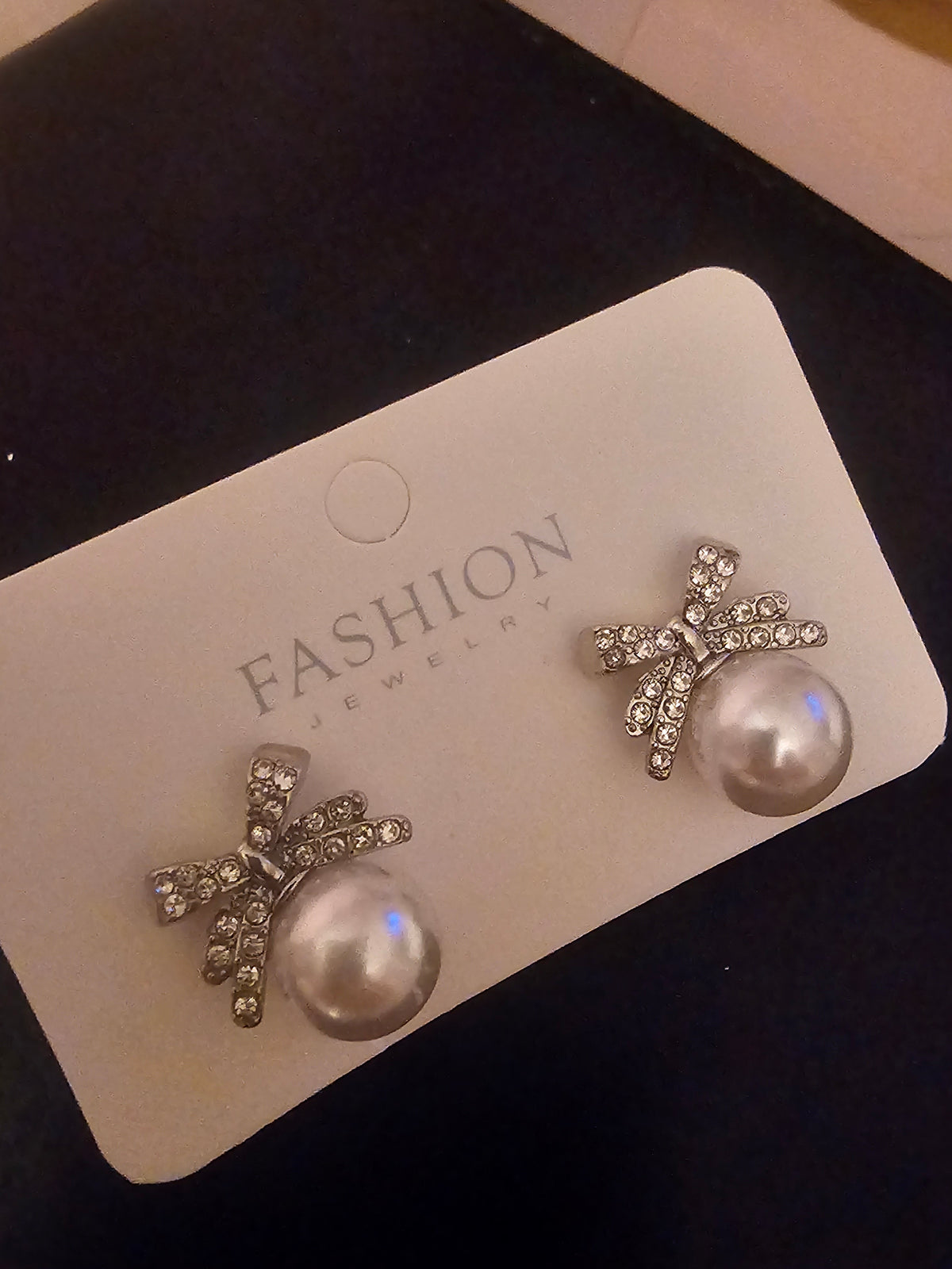 Ladies peal bow detailed earrings