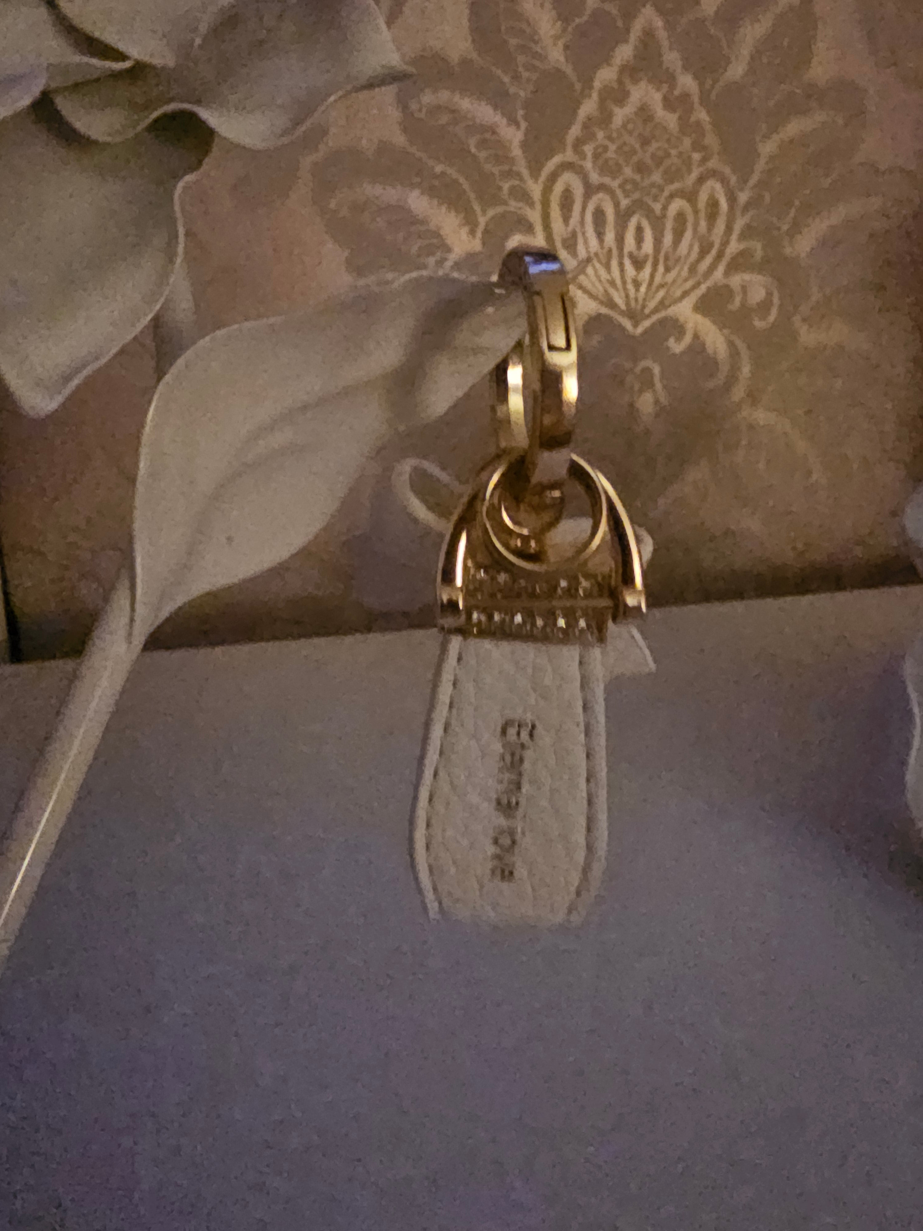 Ladies white and gold large bow style keyring