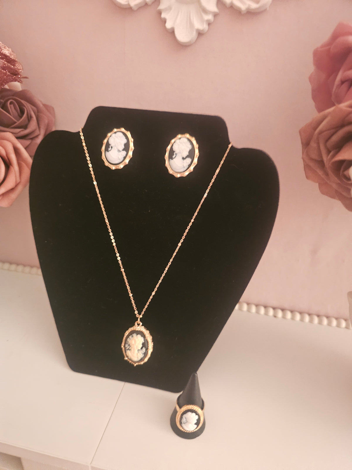 Ladies Classy Cameo Head Jewellery Set