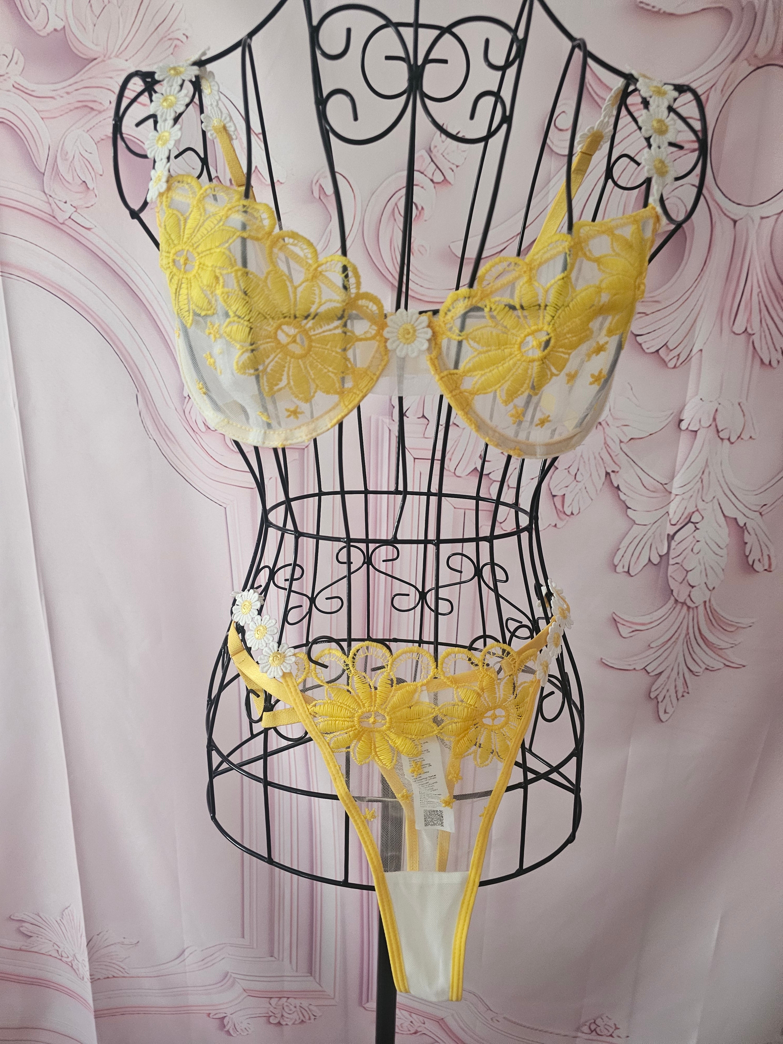 Ladies Yellow Daisy Design Underwear Set