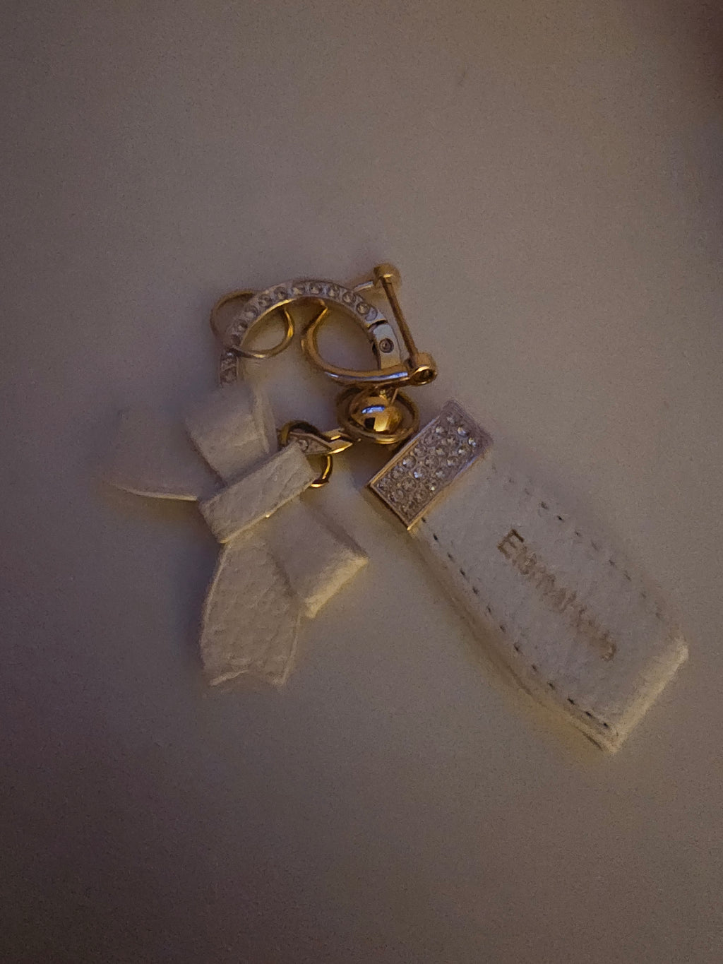 Ladies white and gold large bow style keyring
