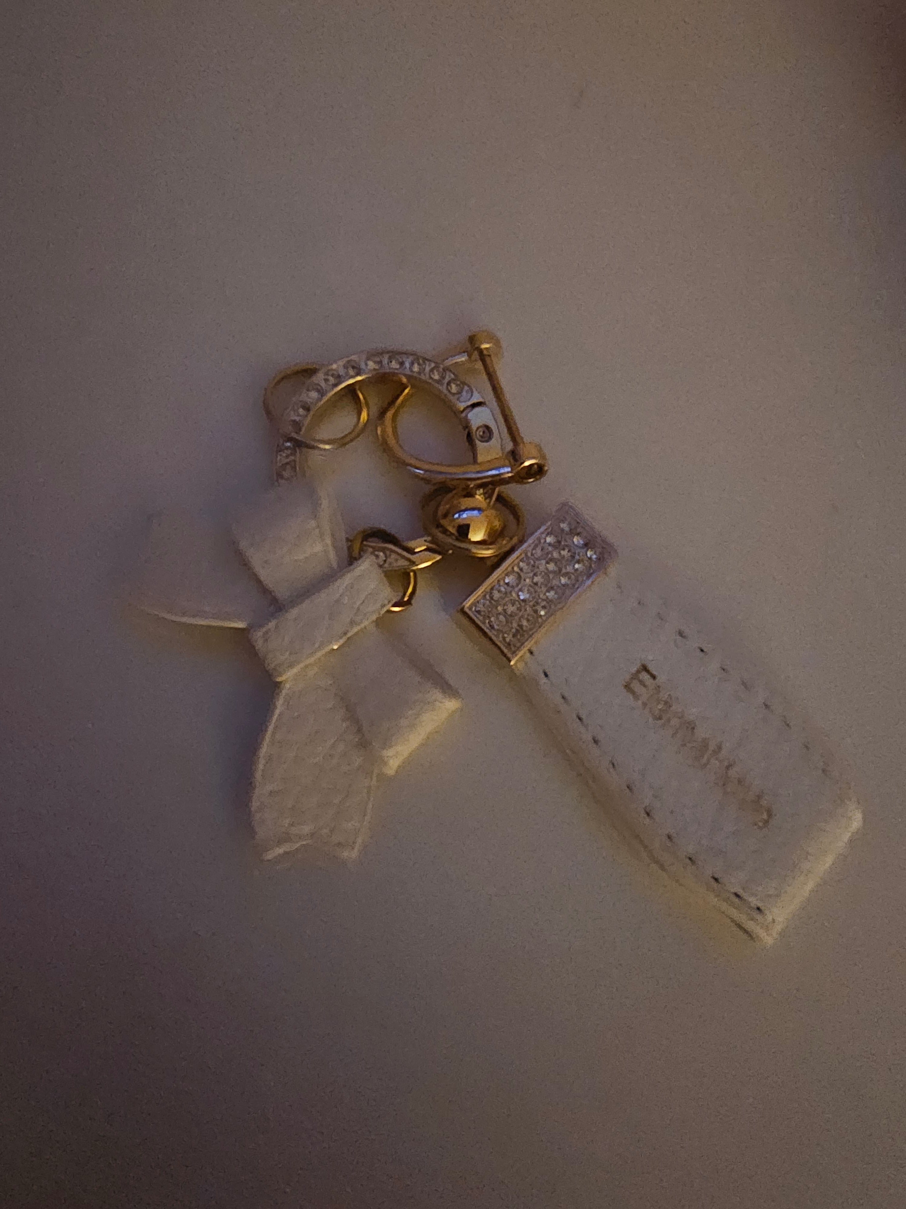 Ladies white and gold large bow style keyring