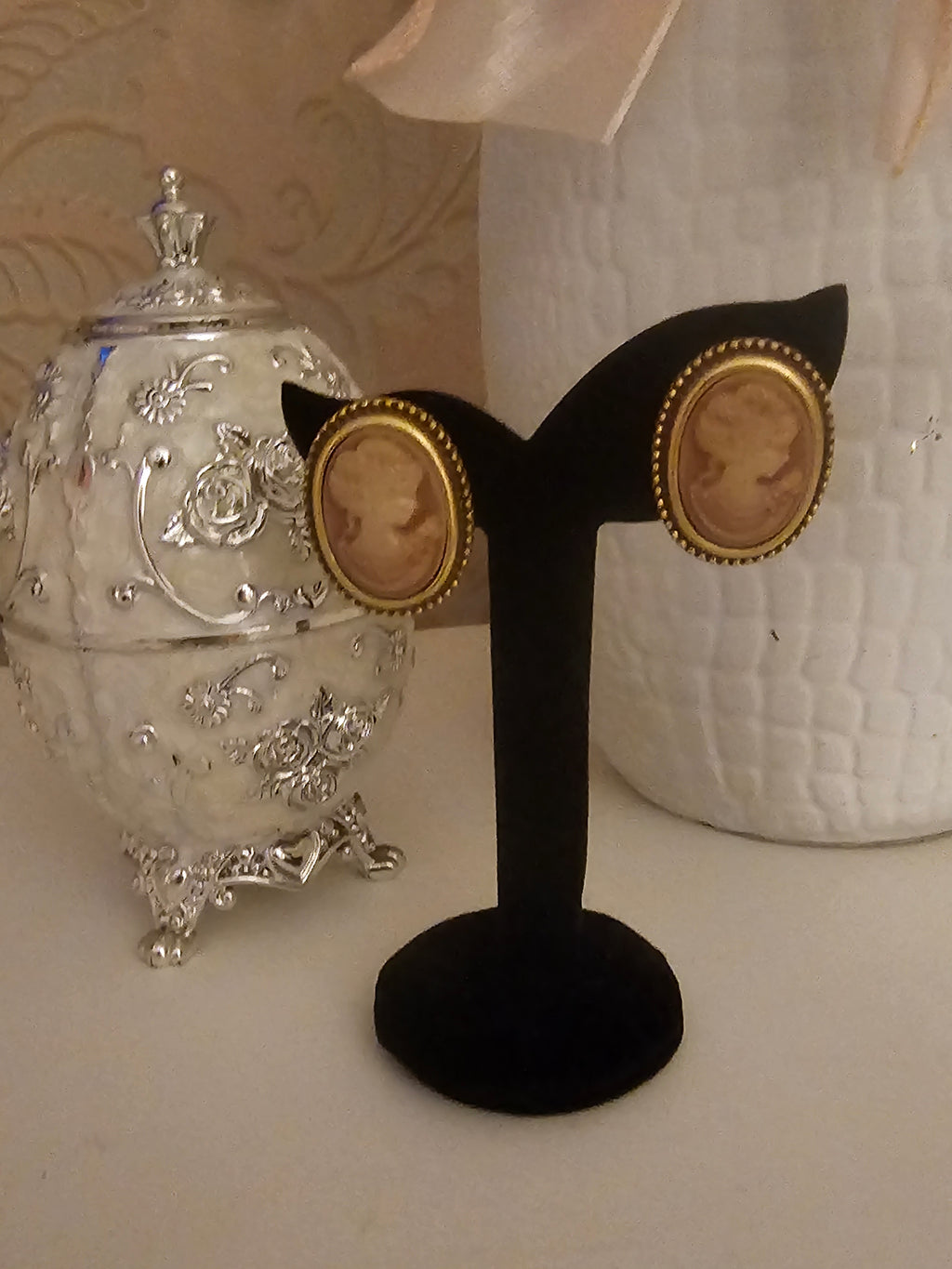Ladies Gold with Beige Cameo Head Earrings