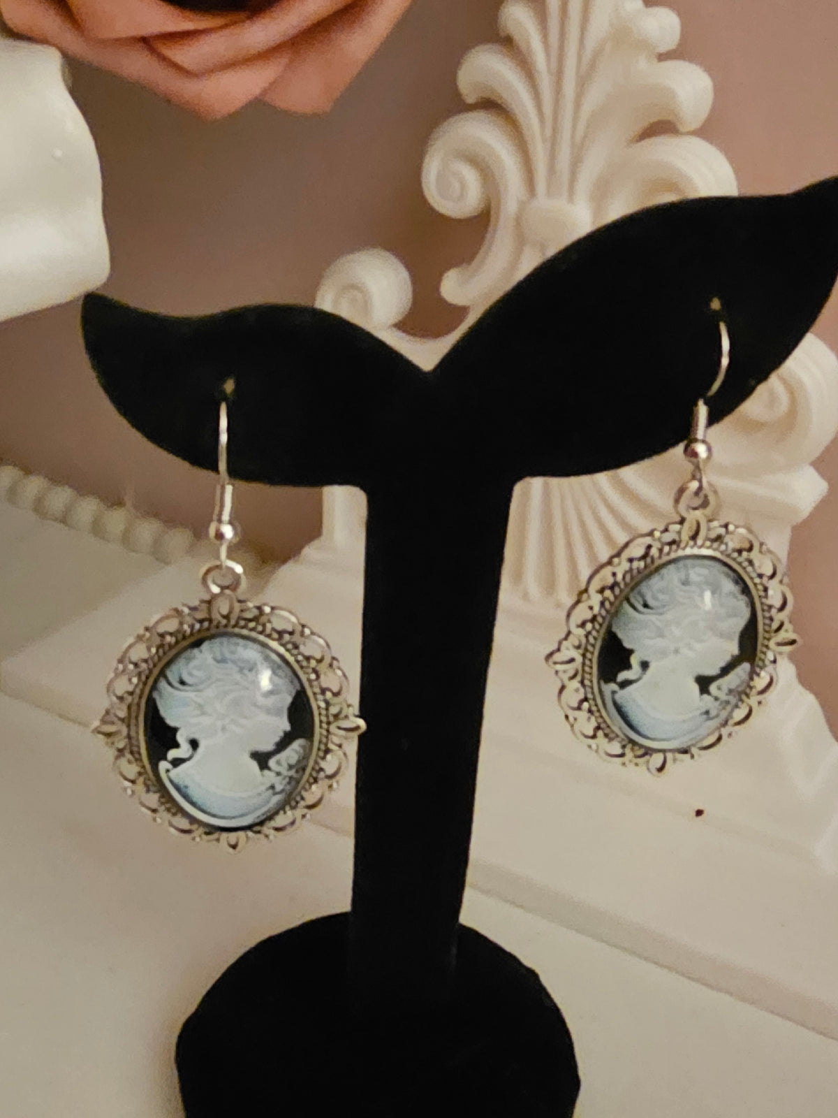 Ladies Blue with White Cameo Head Pendant Earrings