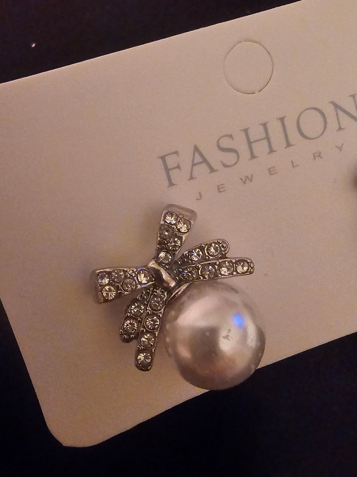Ladies peal bow detailed earrings