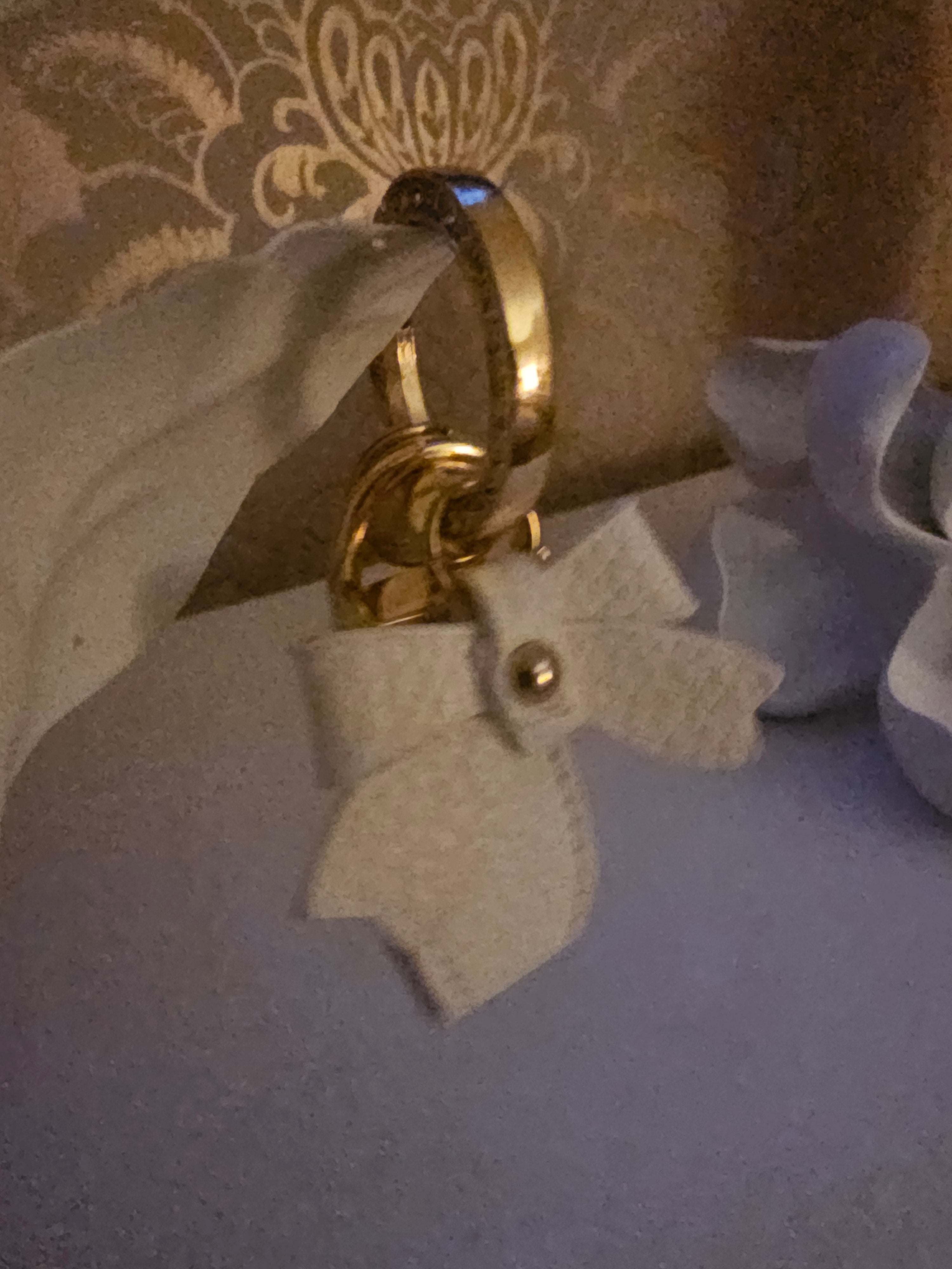 Ladies white and gold large bow style keyring