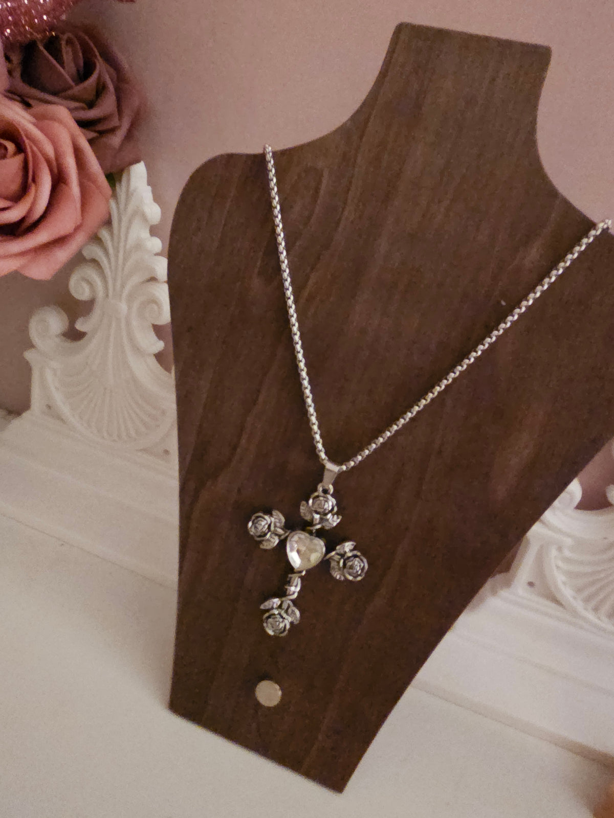 Ladies silver necklace with nothing sryle cross pendant x 3