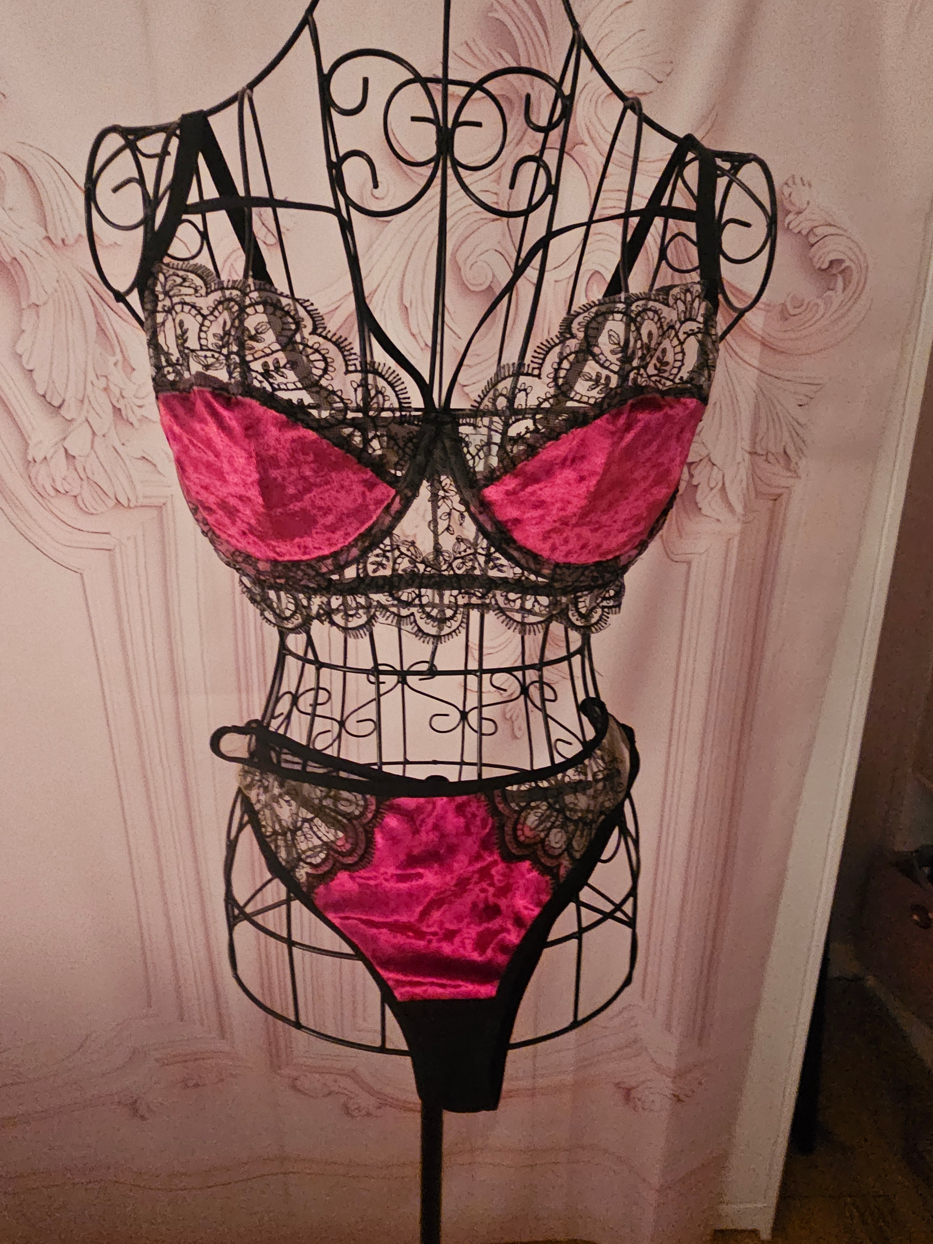 Ladies black & dark pink velvet matching underwear set