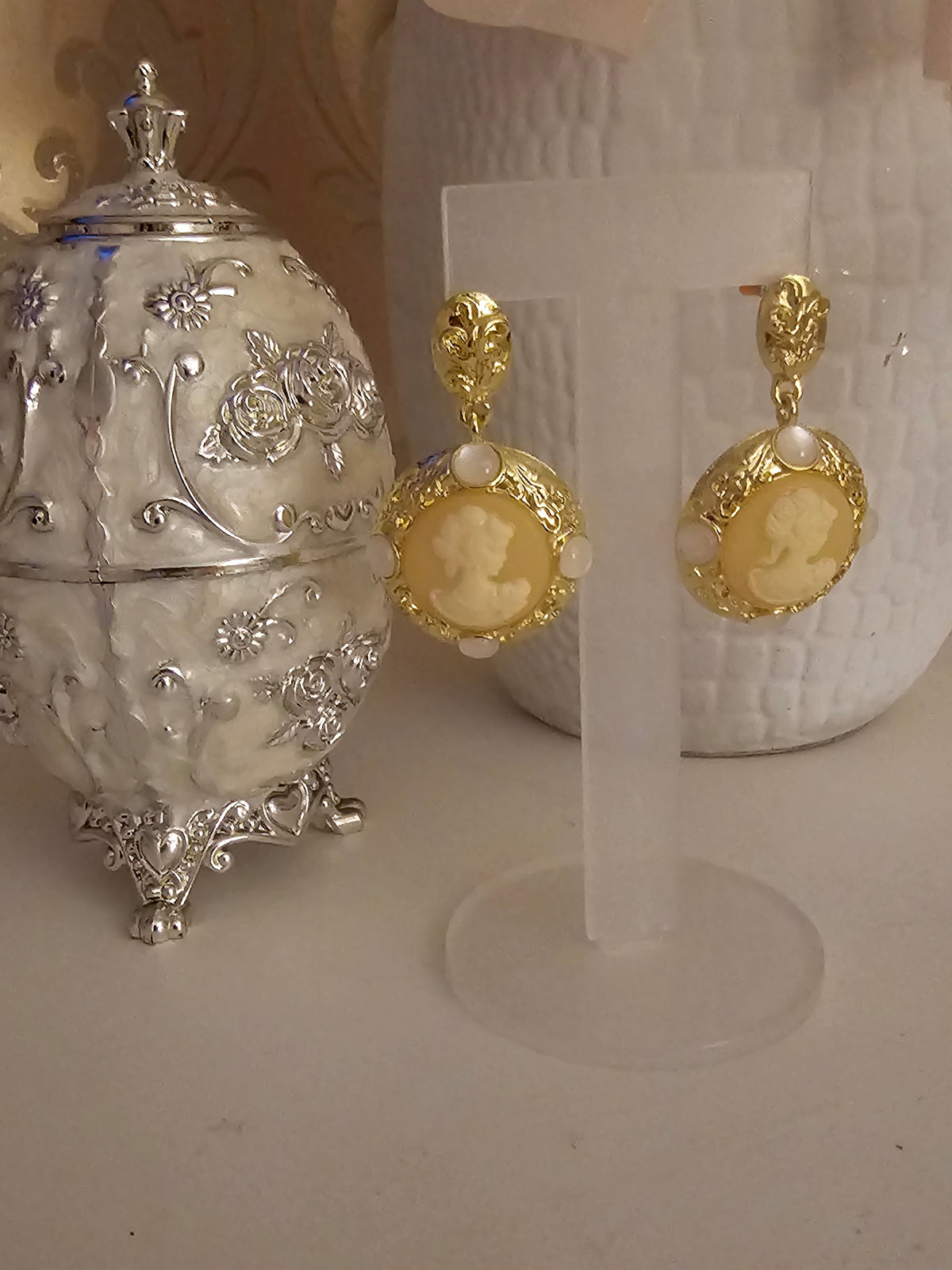 Ladies Gold with Cream Large Cameo Head drop Pendant Earrings