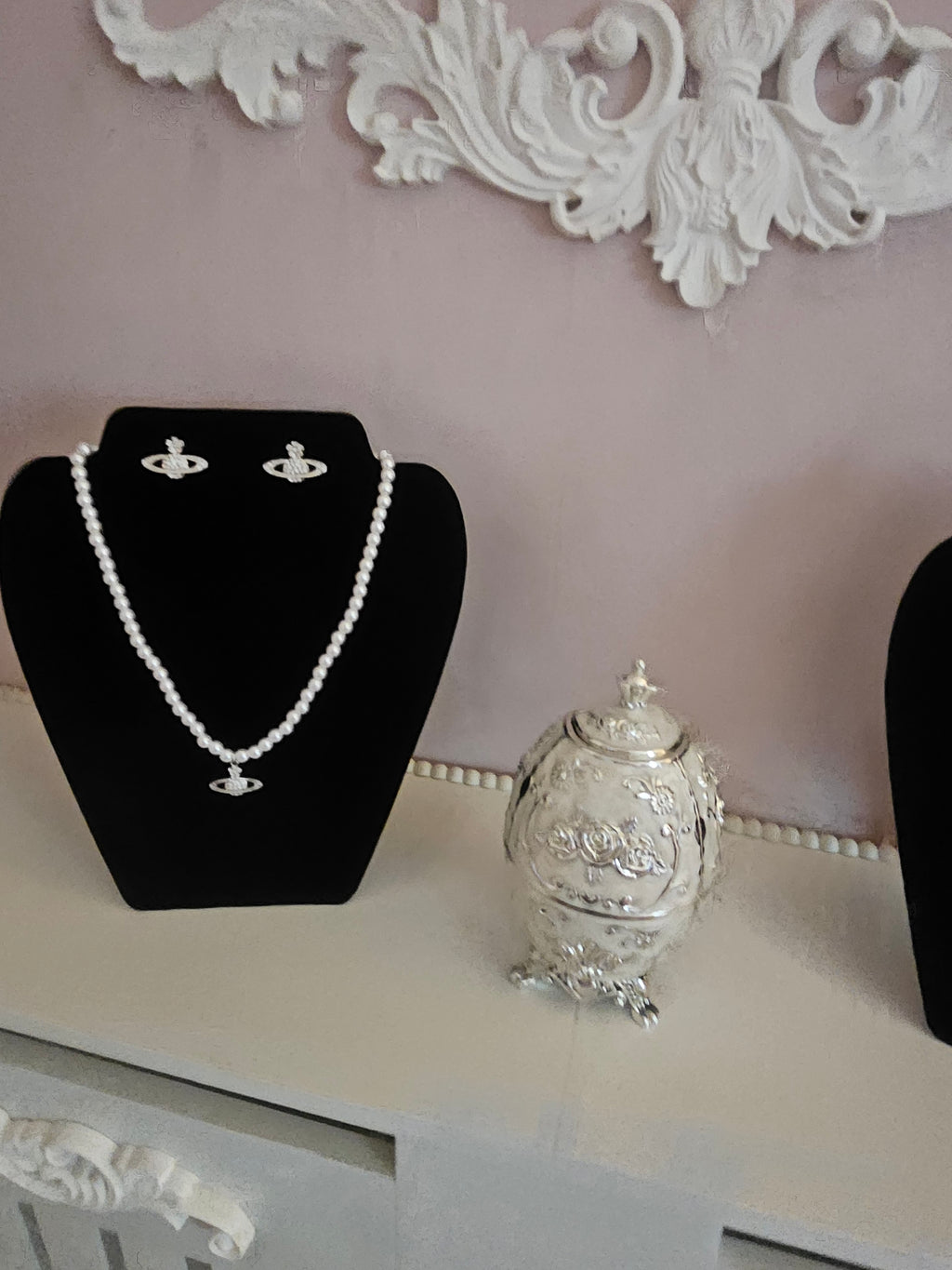 Ladies look a like vivenne Westwood style stunning Pearl necklace with matching stud earrings