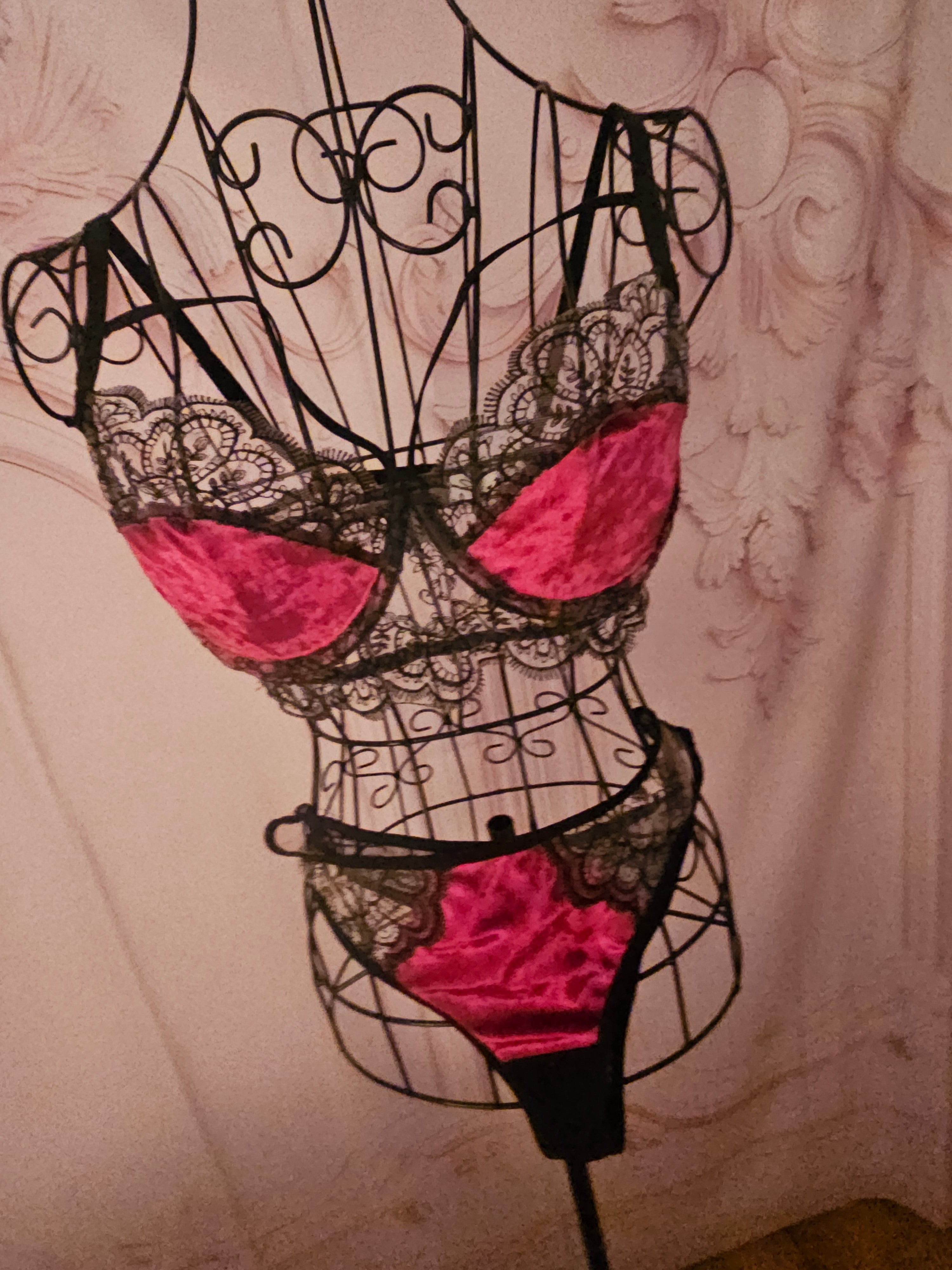 Ladies black & dark pink velvet matching underwear set