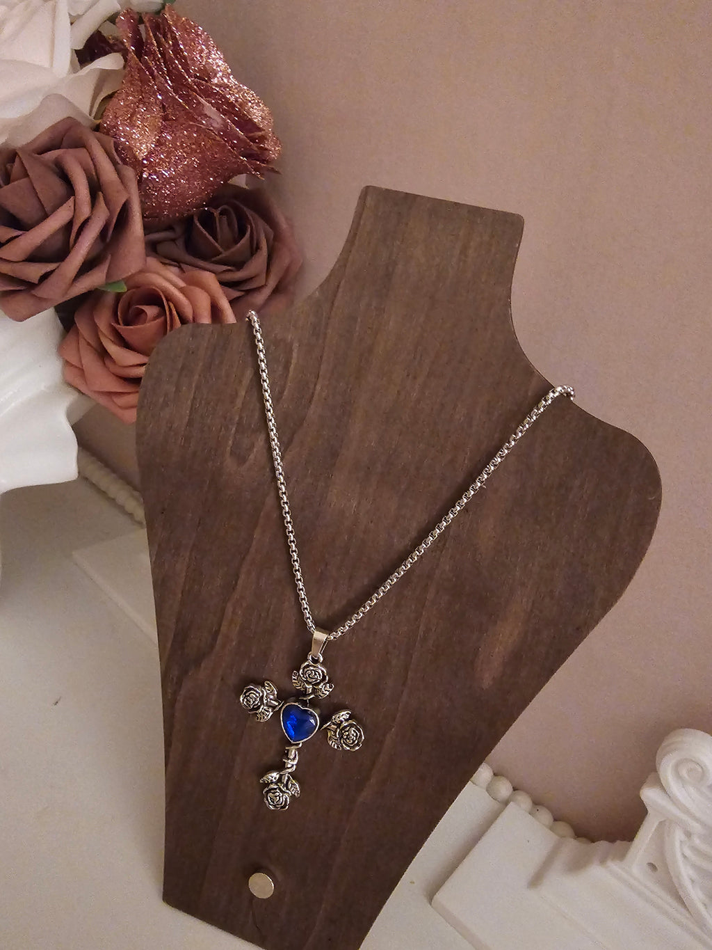 Ladies silver necklace with nothing sryle cross pendant x 3