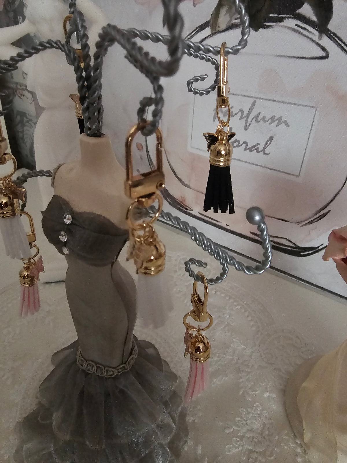 Ladies 6 x Tassel Elegant Keyrings 2 x pink 2 x white 2 x black