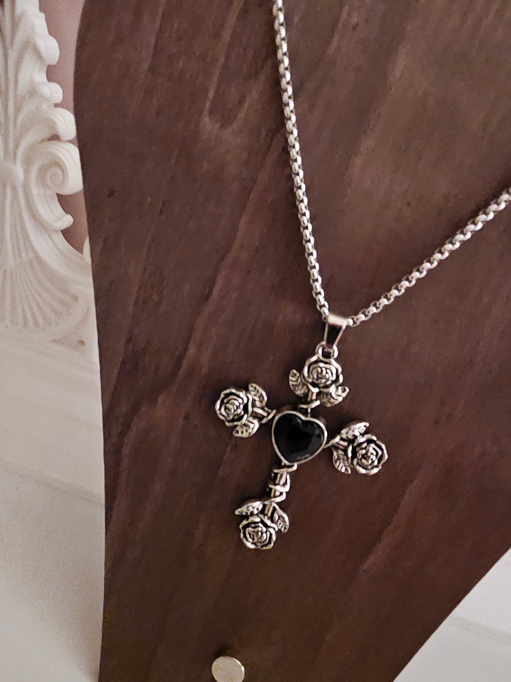 Ladies silver necklace with nothing sryle cross pendant x 3