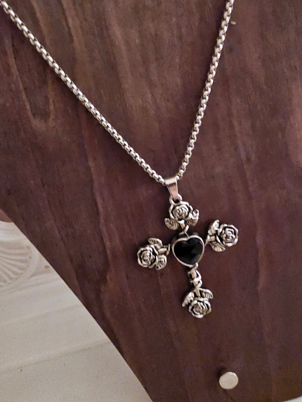 Ladies silver necklace with nothing sryle cross pendant x 3