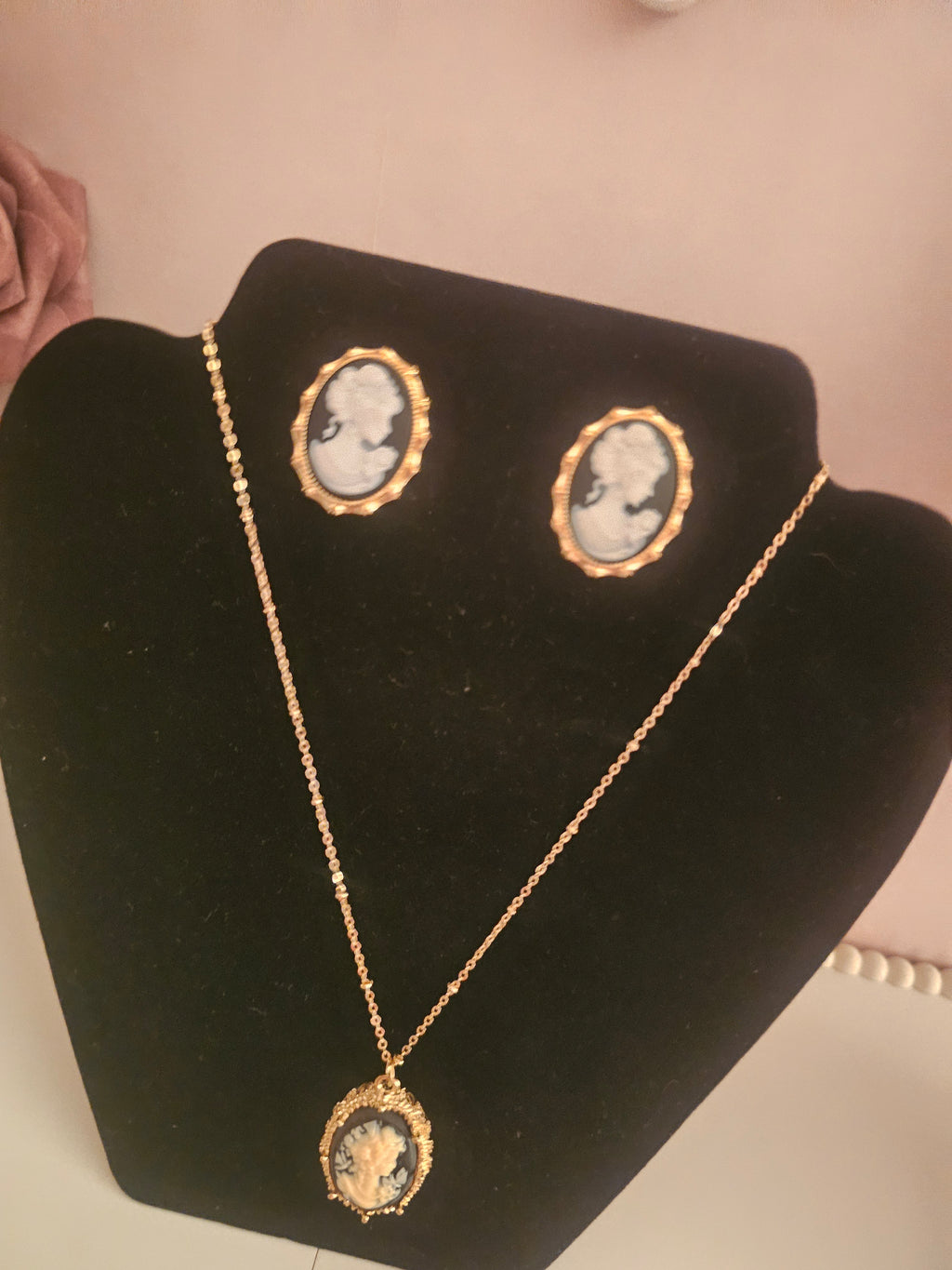 Ladies Classy Cameo Head Jewellery Set