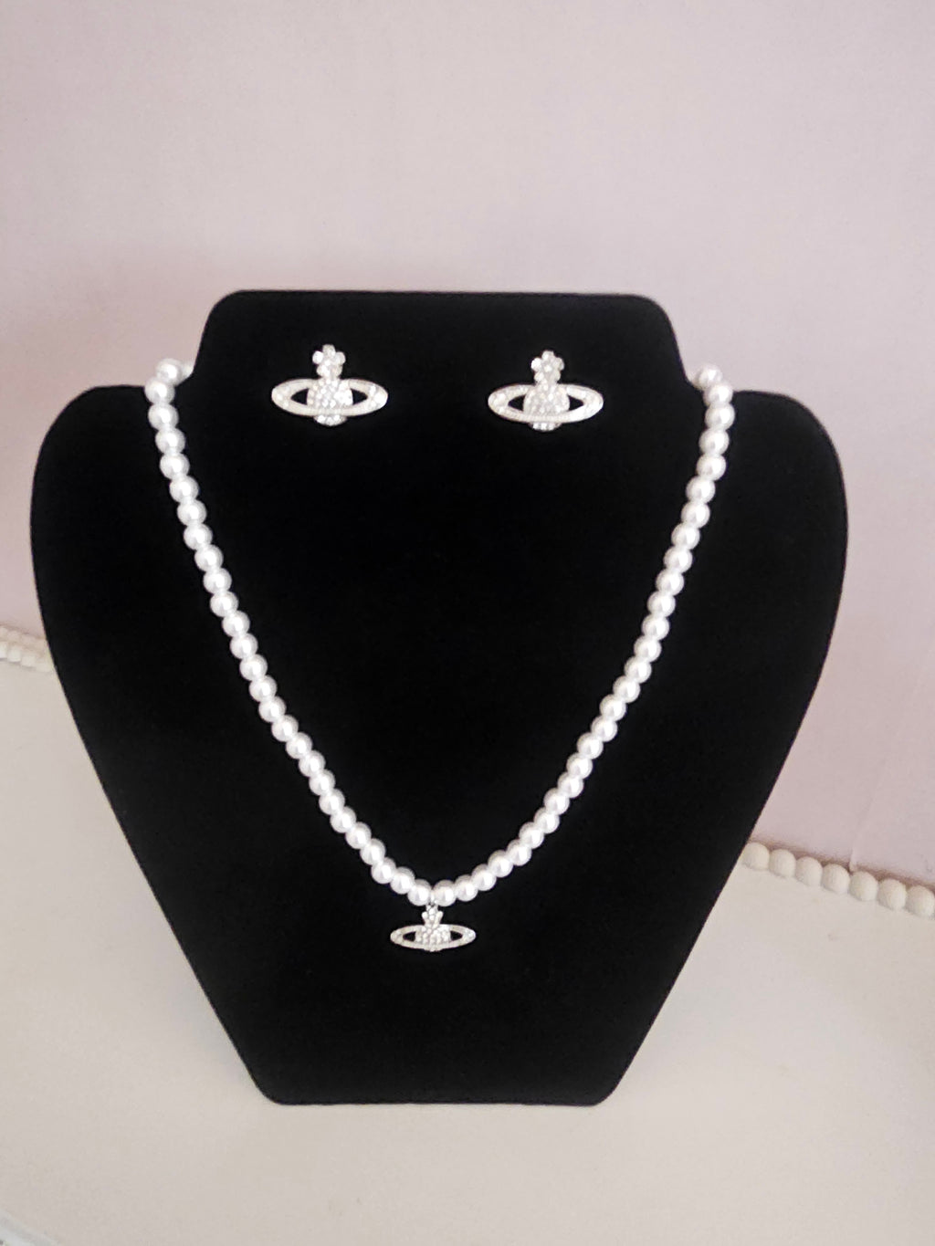 Ladies look a like vivenne Westwood style stunning Pearl necklace with matching stud earrings