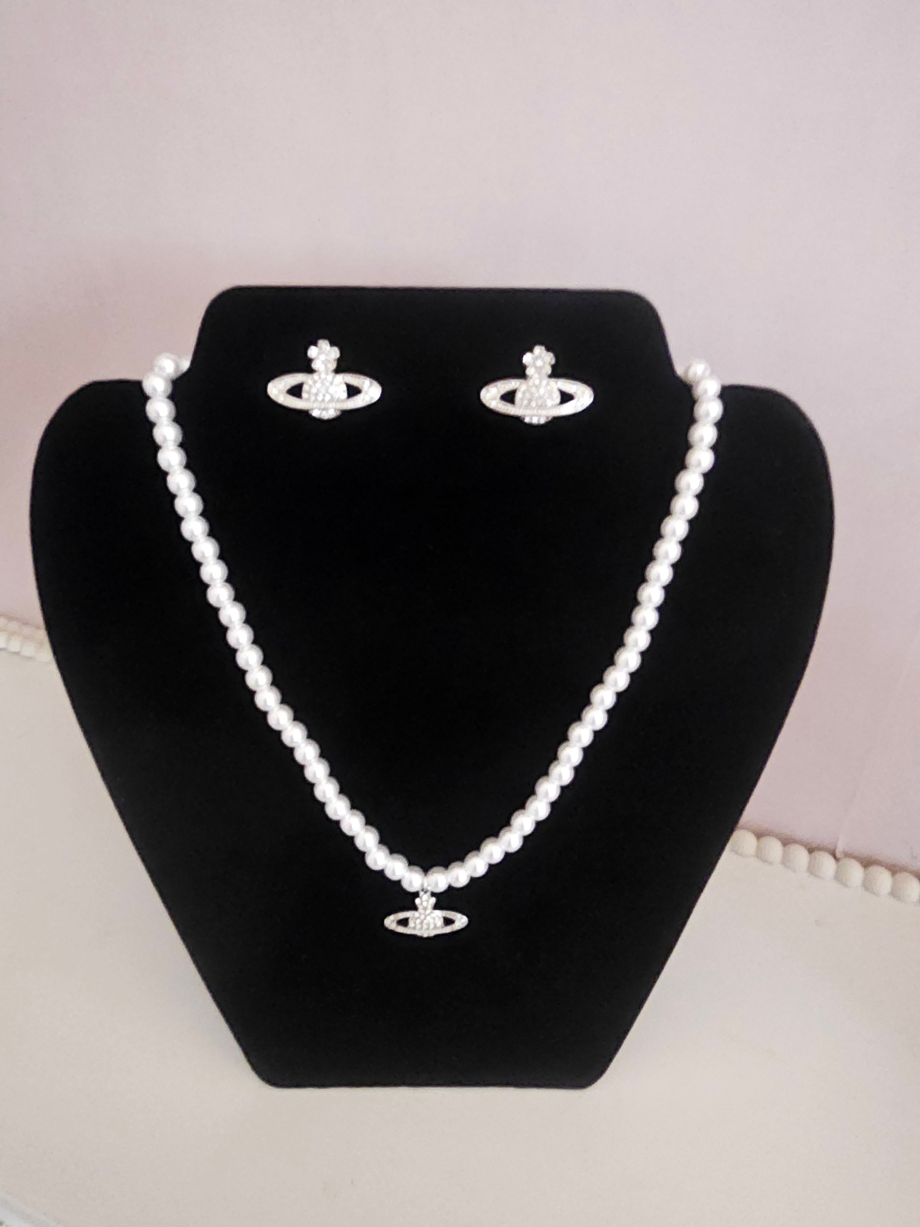 Ladies look a like vivenne Westwood style stunning Pearl necklace with matching stud earrings