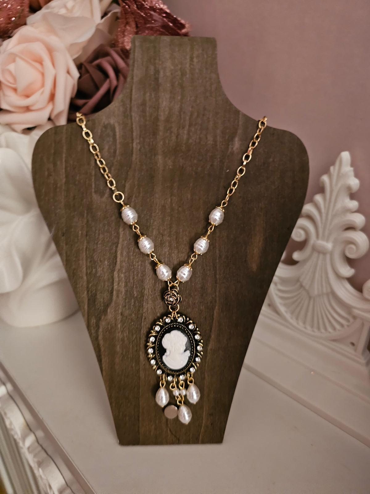 Ladies Vintage Gold & Pearl Necklace with Large Classy Cameo Head Pendant