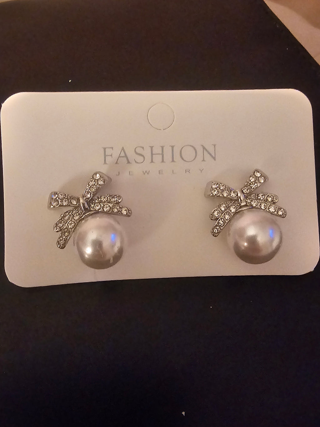 Ladies peal bow detailed earrings