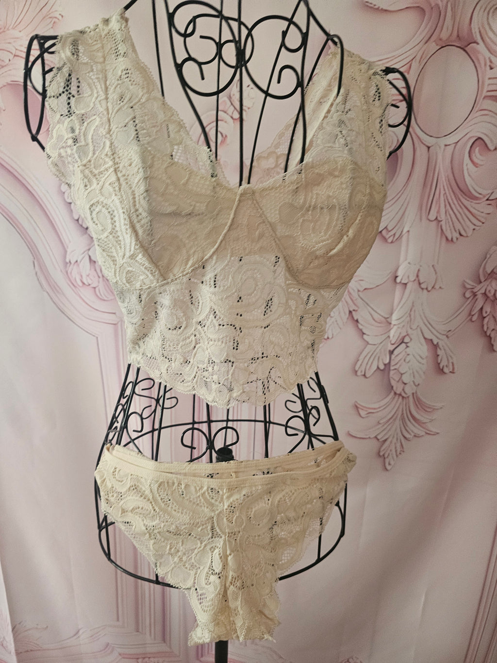 Ladies Ivory Lacy Underwear Set