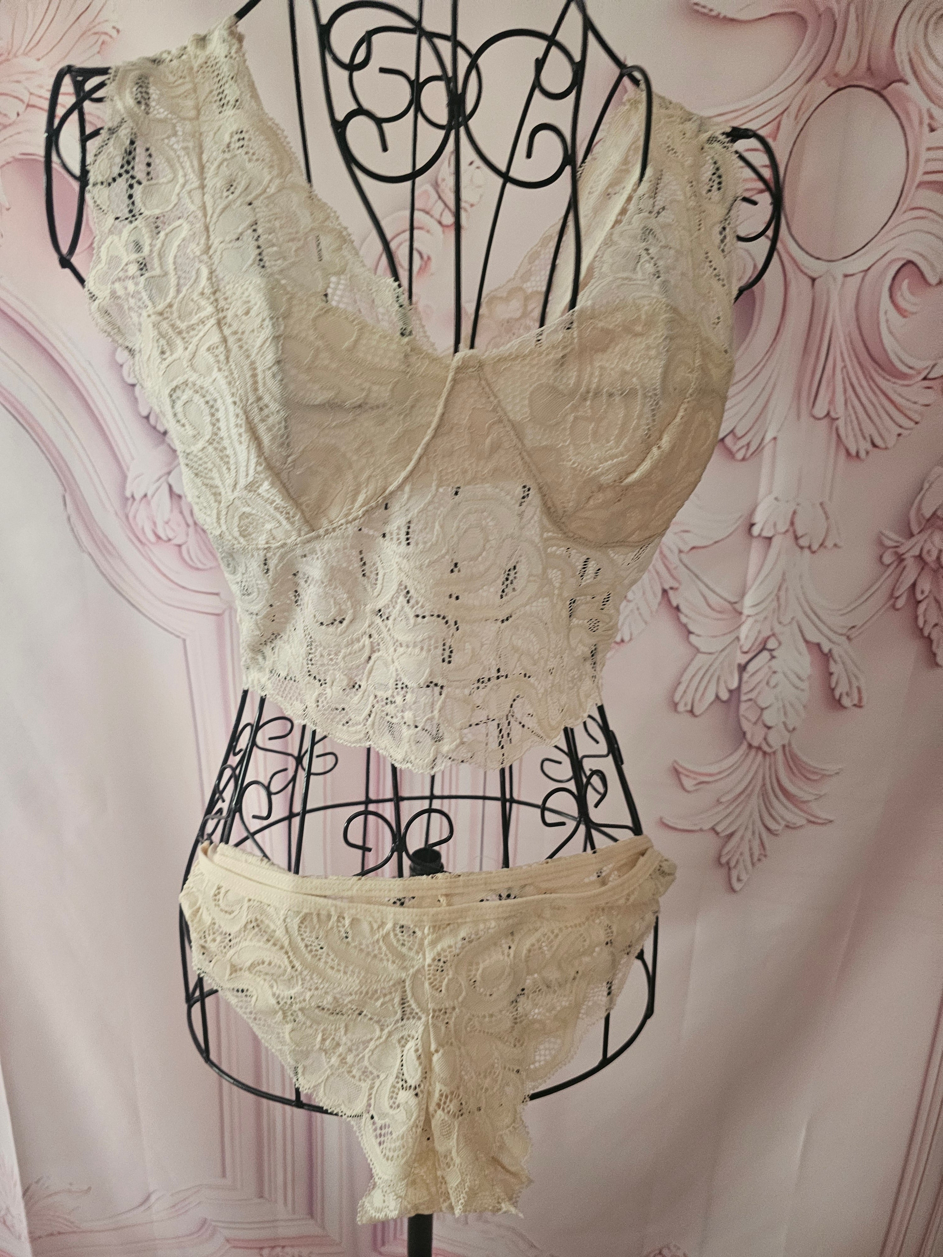 Ladies Ivory Lacy Underwear Set
