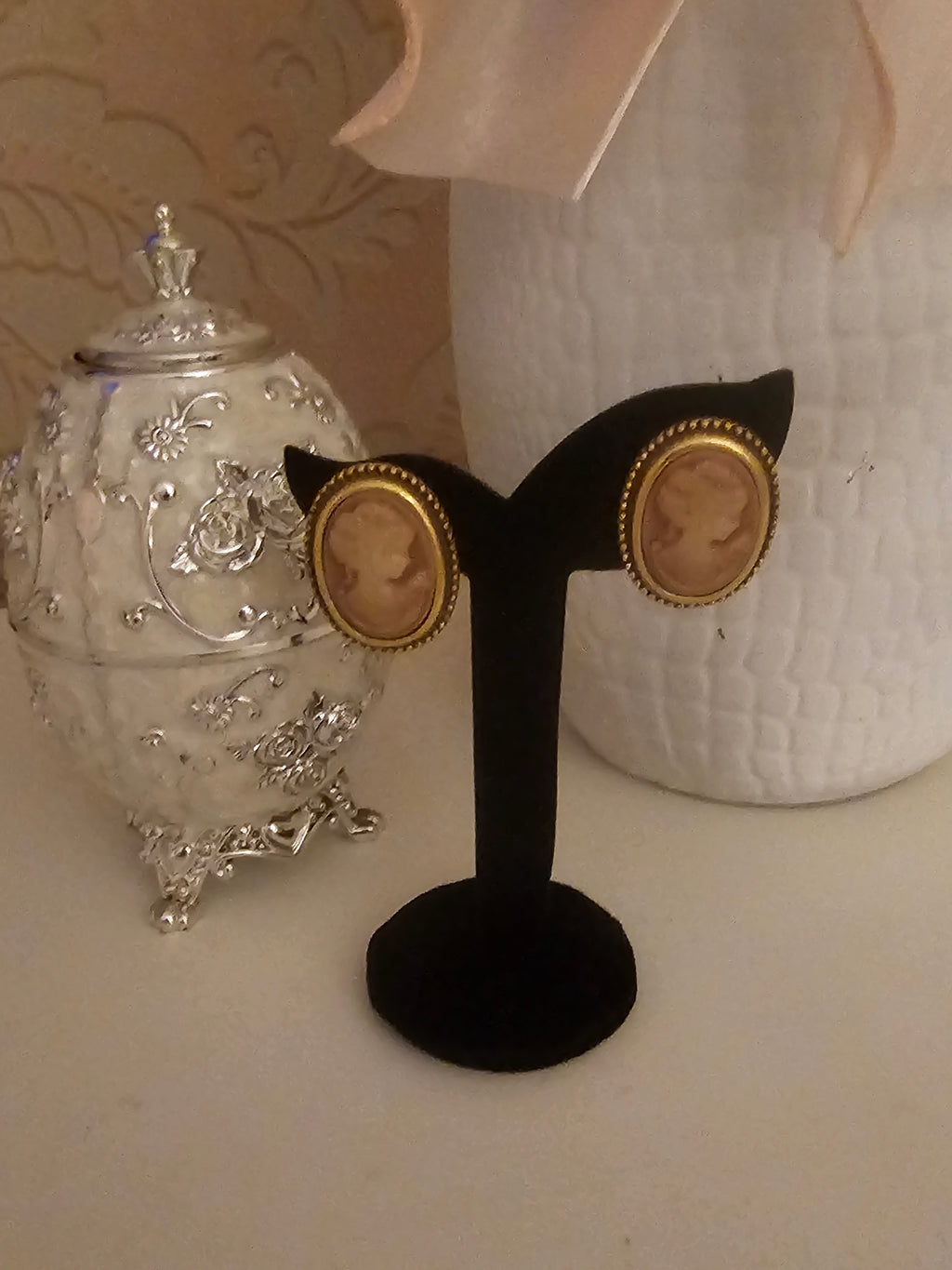 Ladies Gold with Beige Cameo Head Earrings